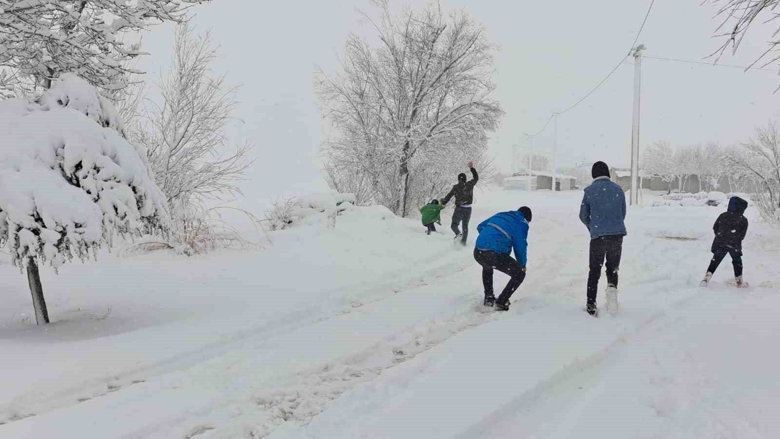 Kar yağışı &ccedil;ocuklara eğlence oldu
