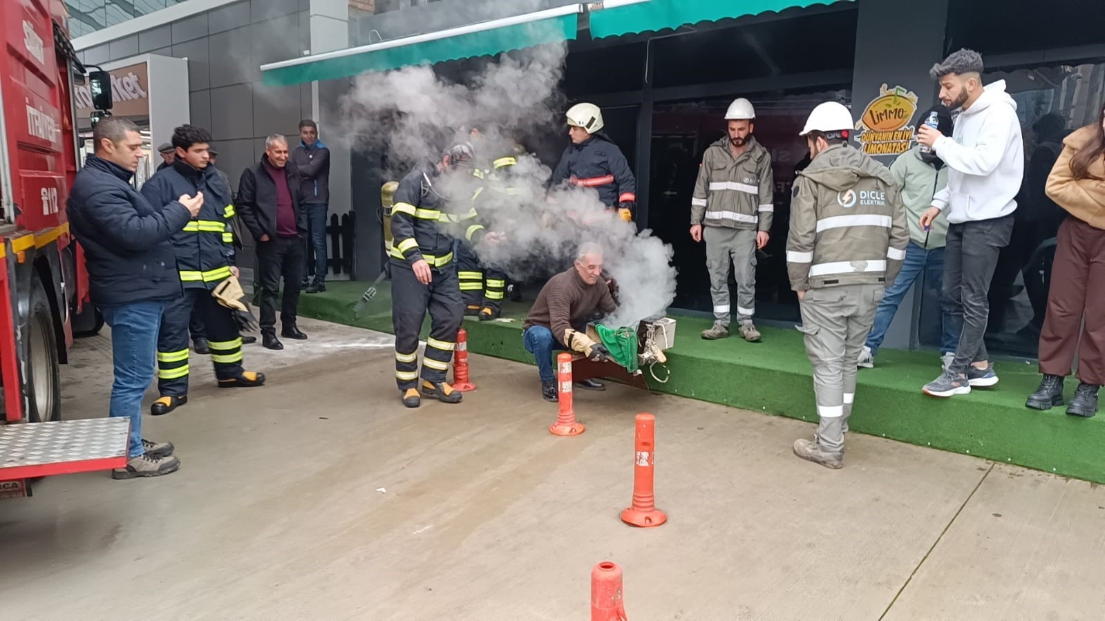 Siirt’te akaryakıt istasyonu yanındaki kafede yangın