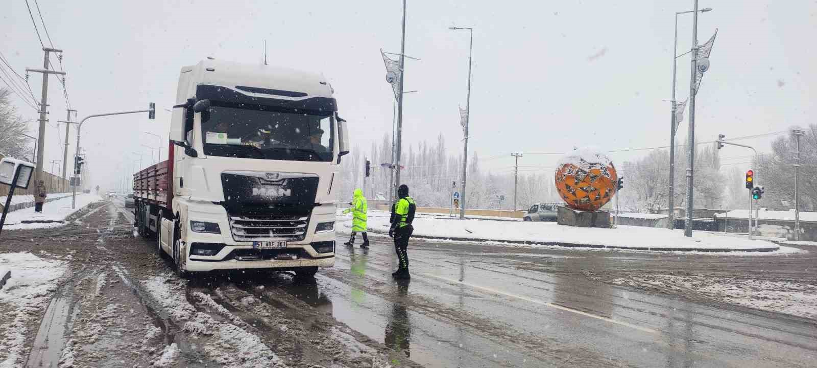 Iğdır’da kar yağışı etkili oluyor
