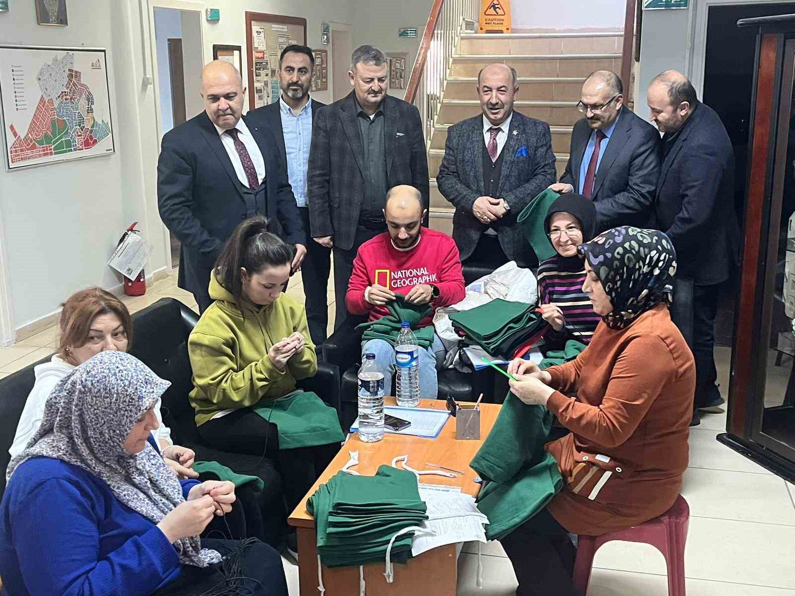 Gediz Halk Eğitimi Merkezi Müdürlüğünden Filistin’e 2 bin parça kıyafet