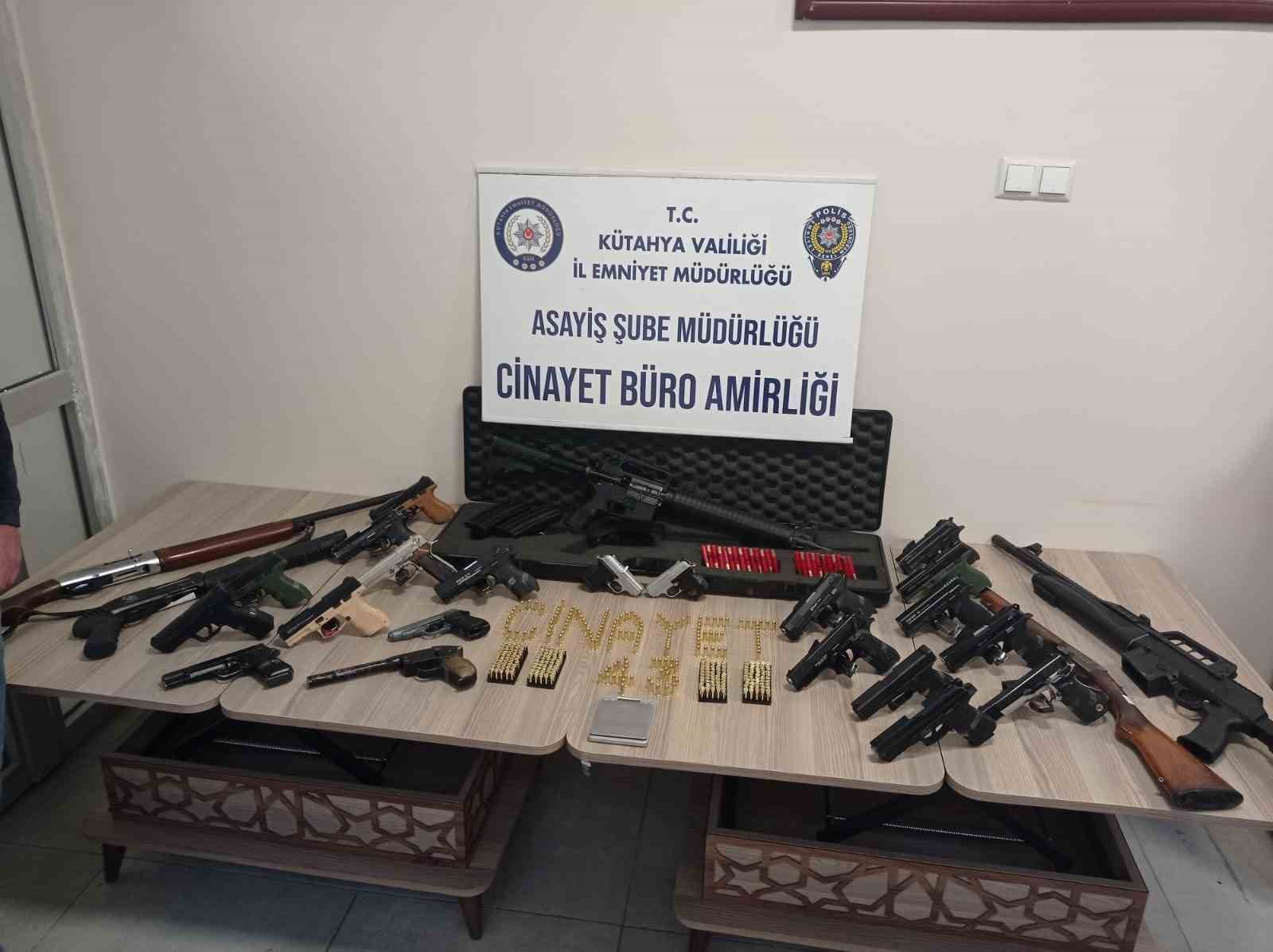 Kütahya’da silah ticareti yapan şahıslara yönelik 45 adrese operasyon: 16 gözaltı