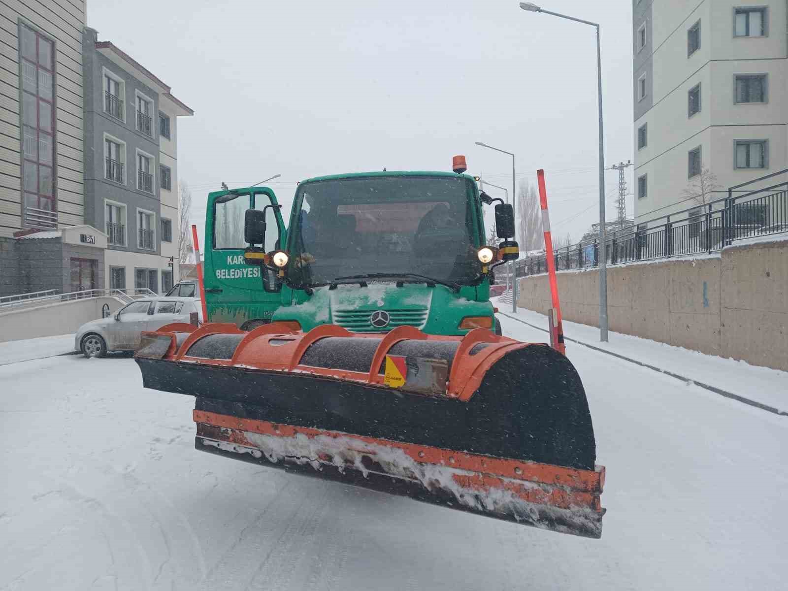 Kars’ta yol ve kaldırımların karı temizleniyor