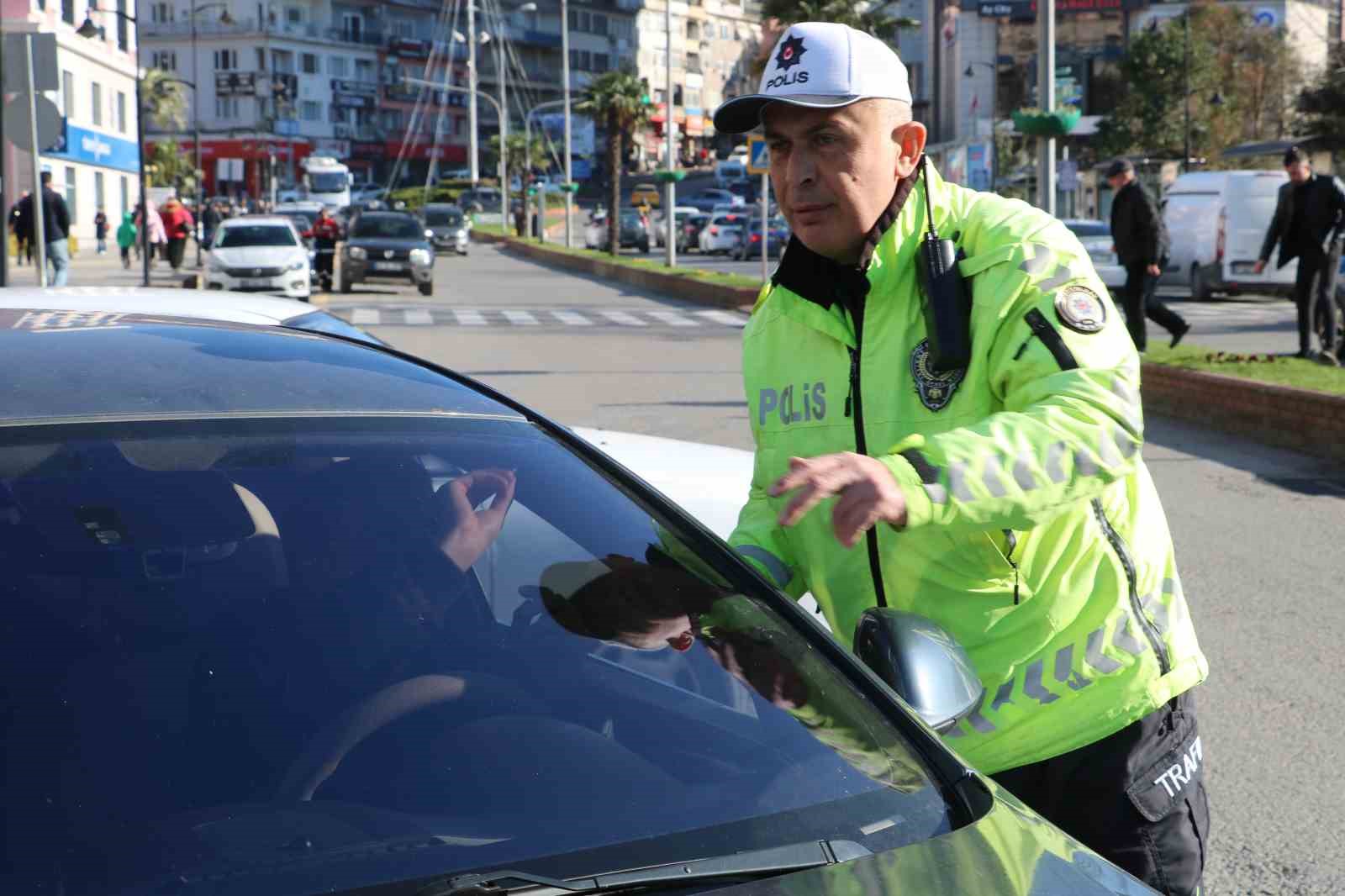 S&uuml;r&uuml;c&uuml;ler ceza yememek i&ccedil;in cam filmlerini s&ouml;kt&uuml;
