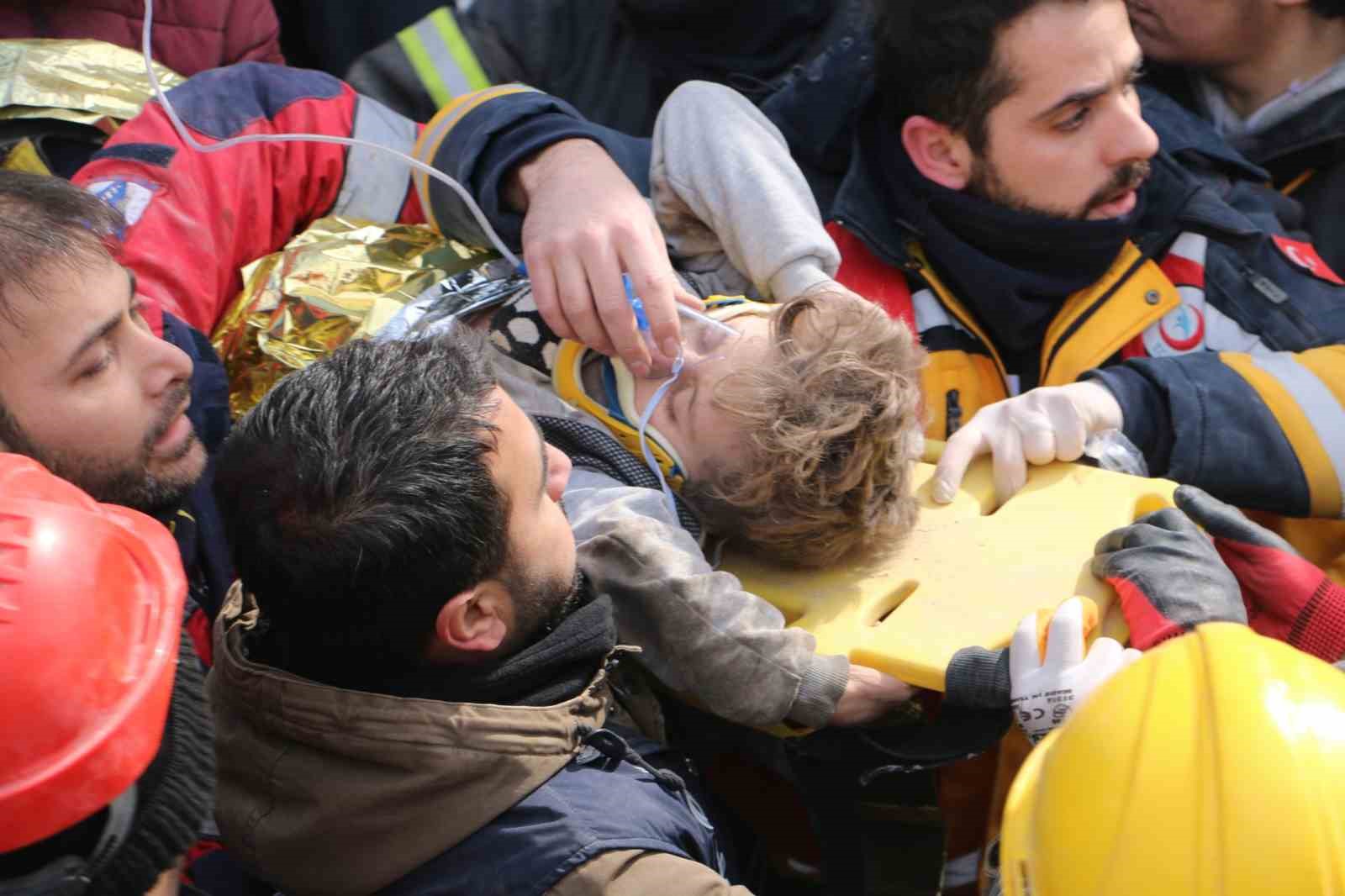 Diyarbakır’da depremde ailesinden 5 kişiyi kaybeden Beşir’e dayısı ve teyzesi umut oldu