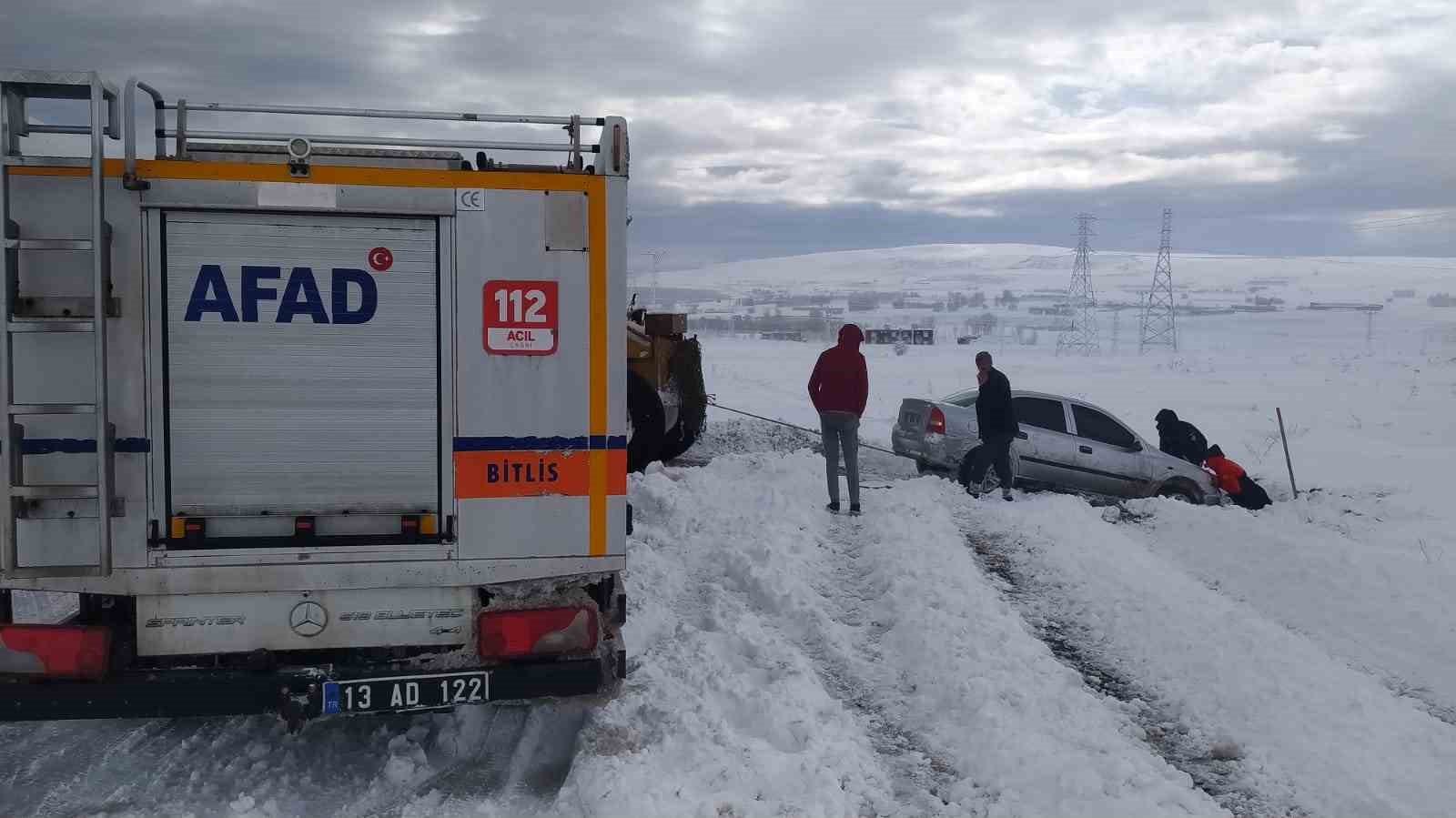 Kara saplanan otomobili AFAD ve Karayolları ekipleri kurtardı
