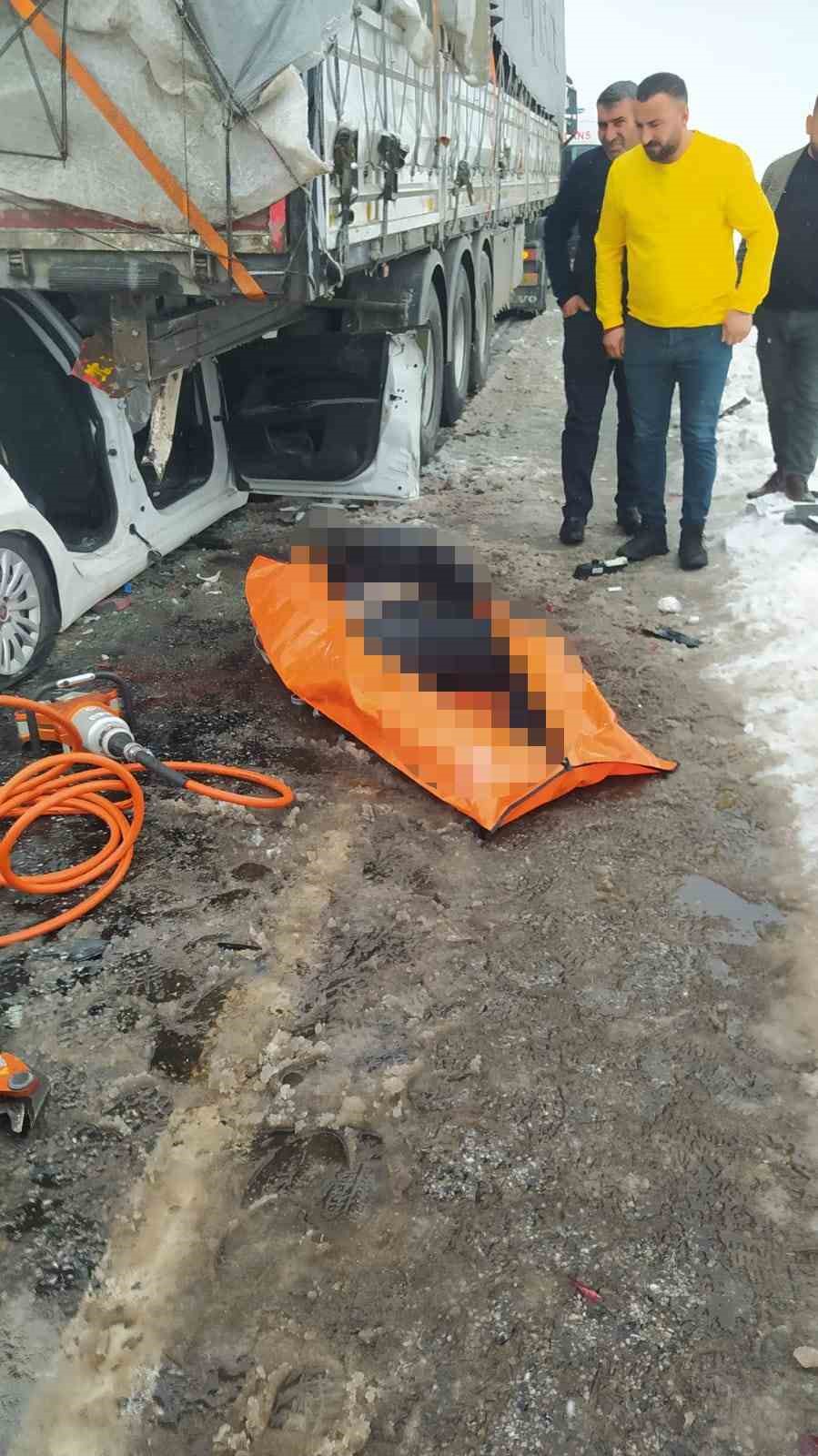 Otomobil tıra arkadan &ccedil;arptı: 2 &ouml;l&uuml;, 1 yaralı

