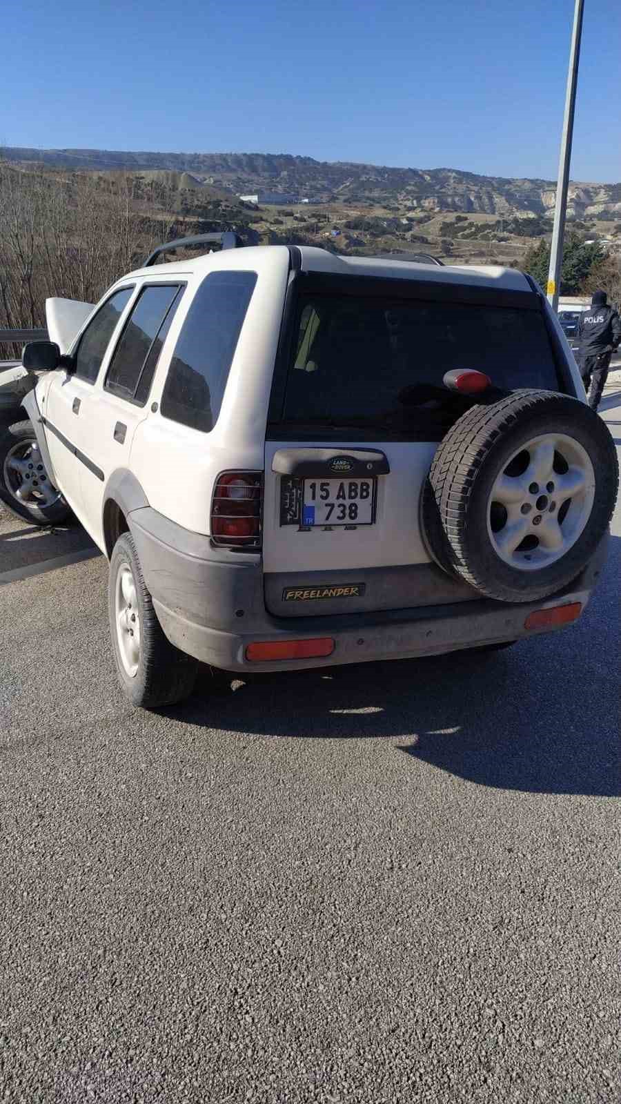 Burdur&rsquo;da direksiyon hakimiyetini kaybeden s&uuml;r&uuml;c&uuml; bariyere girdi: 1 yaralı
