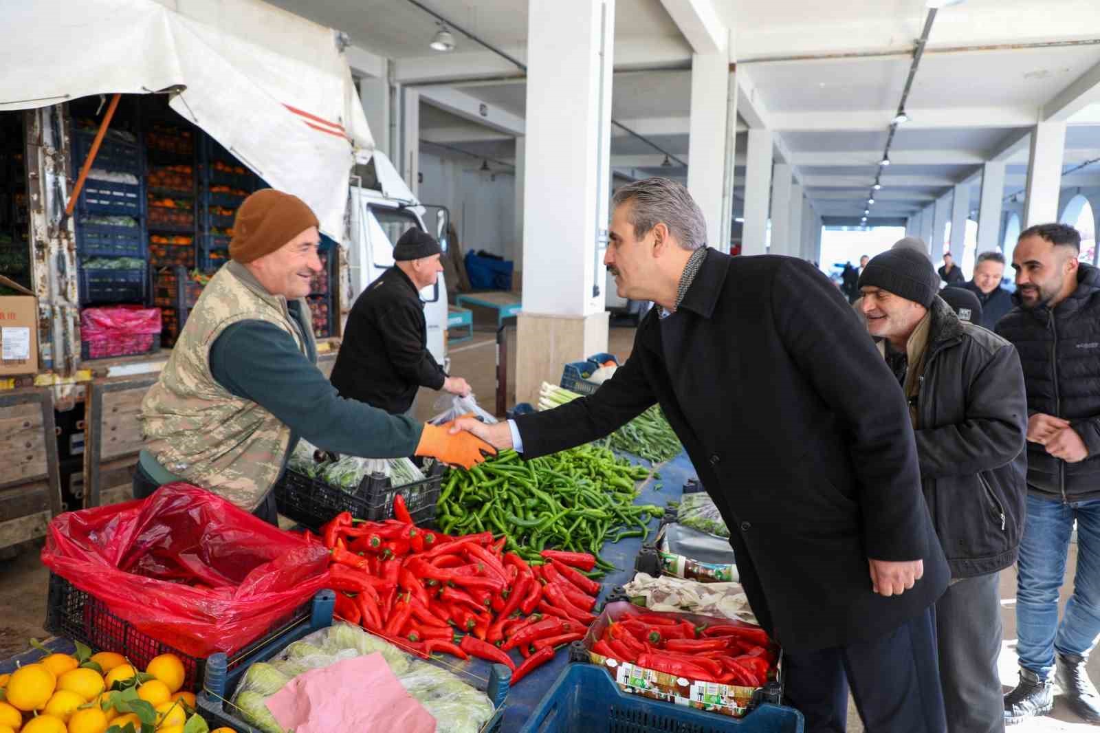 Soğuk havada pazarcı esnafının içini ısıttı
