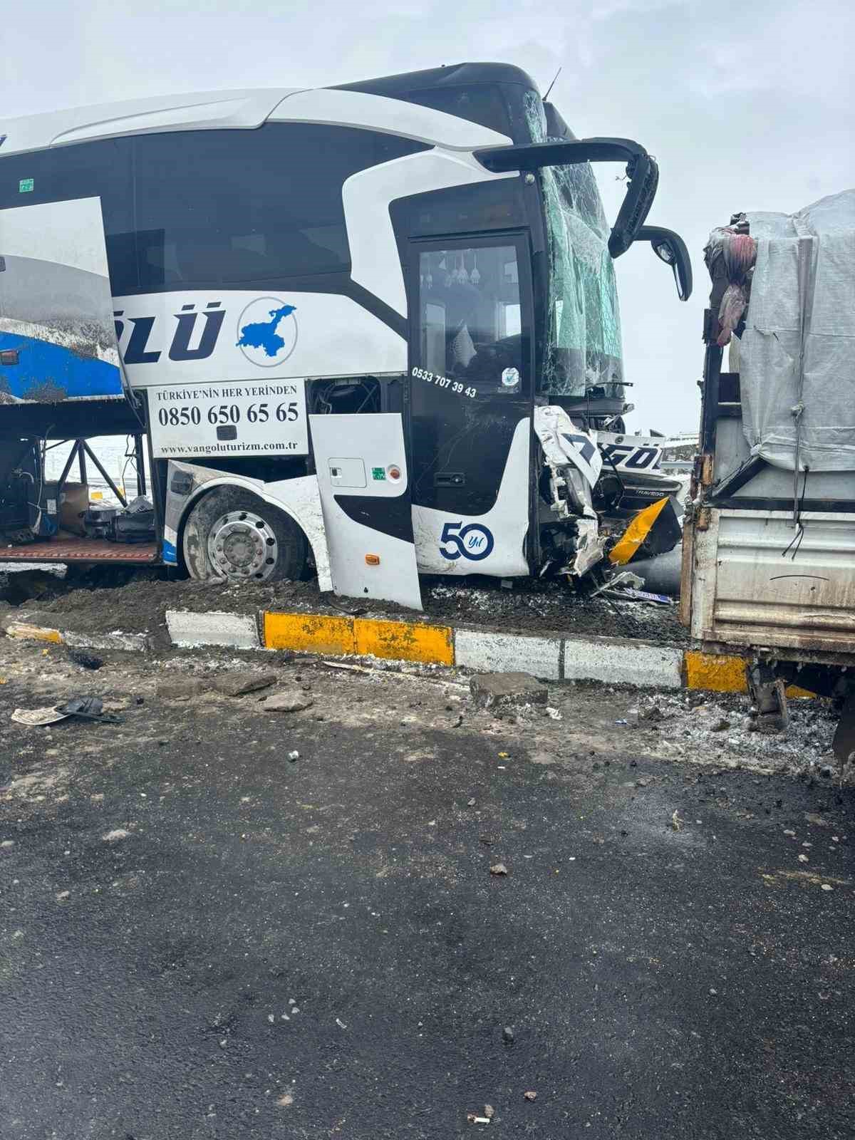 Ağrı’da yolcu otobüsü ile kamyonet çarpıştı: 11 yaralı