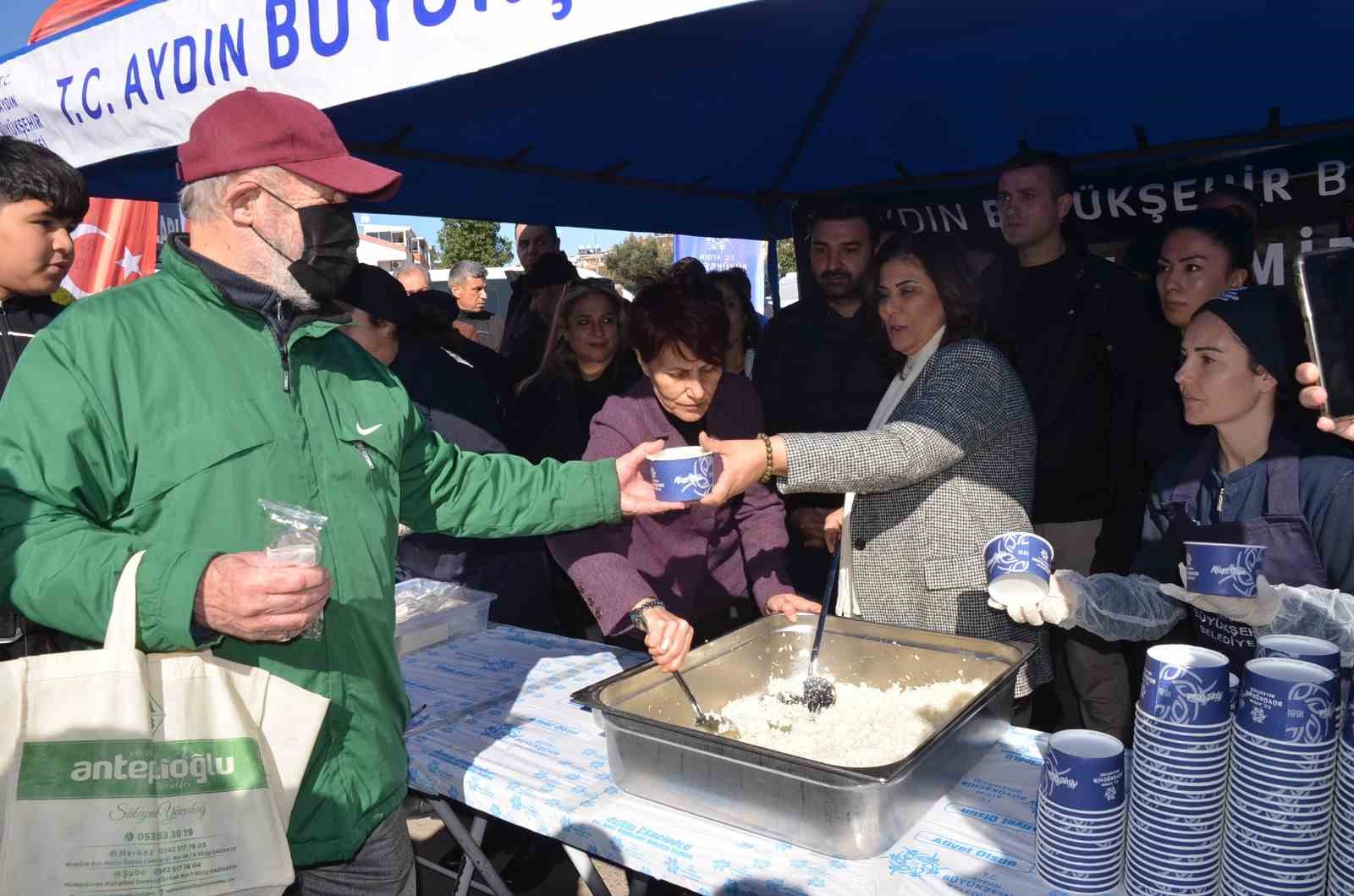 Başkan Çerçioğlu Didim pazarında vatandaşlarla buluştu
