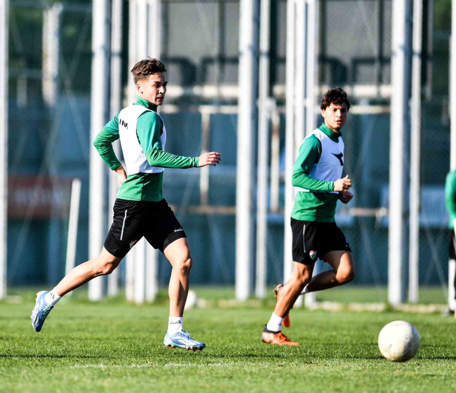 Bursasporlu futbolculardan moralli idman
