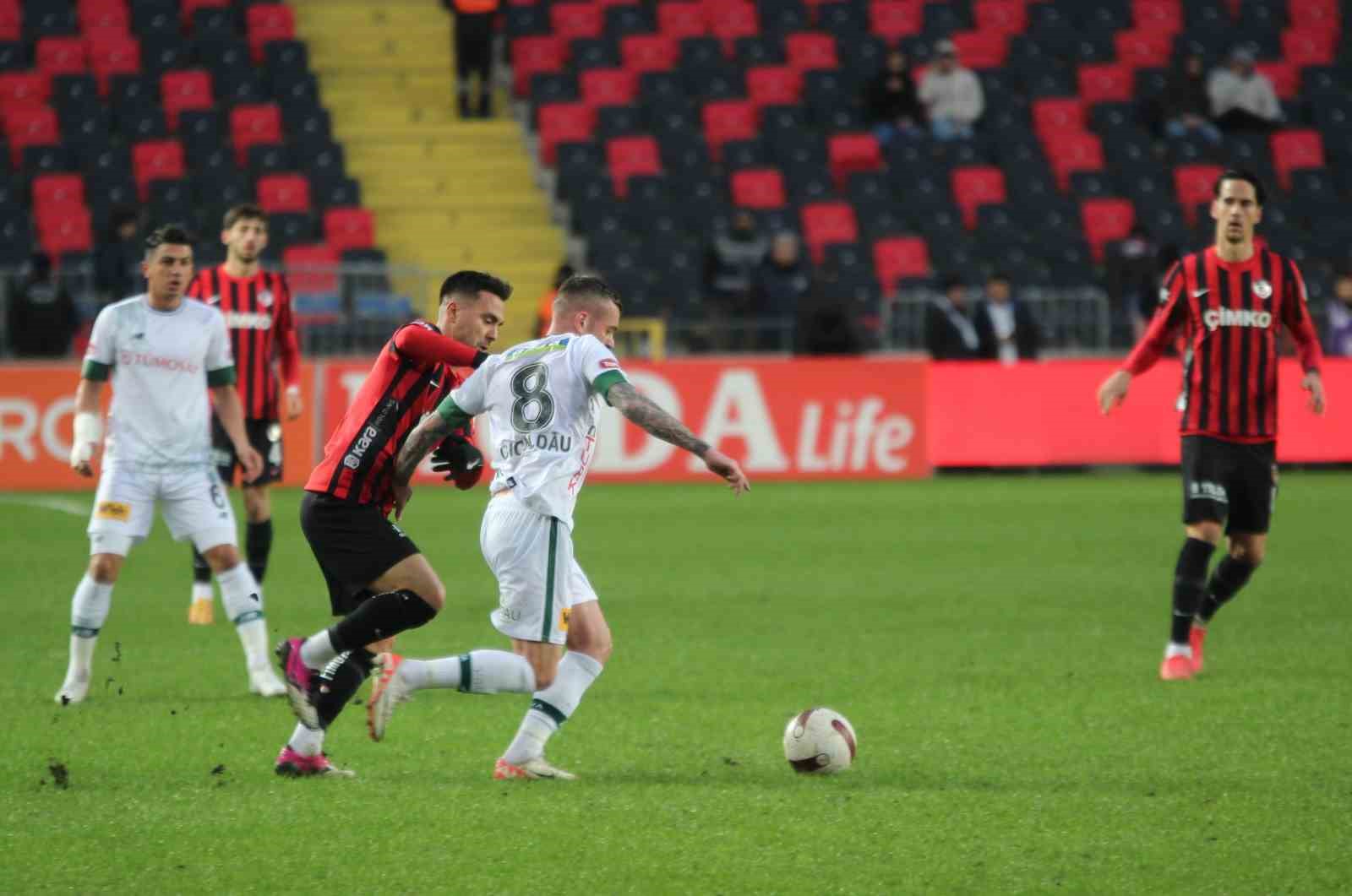 Trendyol Süper Lig: Gaziantep FK: 1 - Konyaspor: 1 (İlk yarı)
