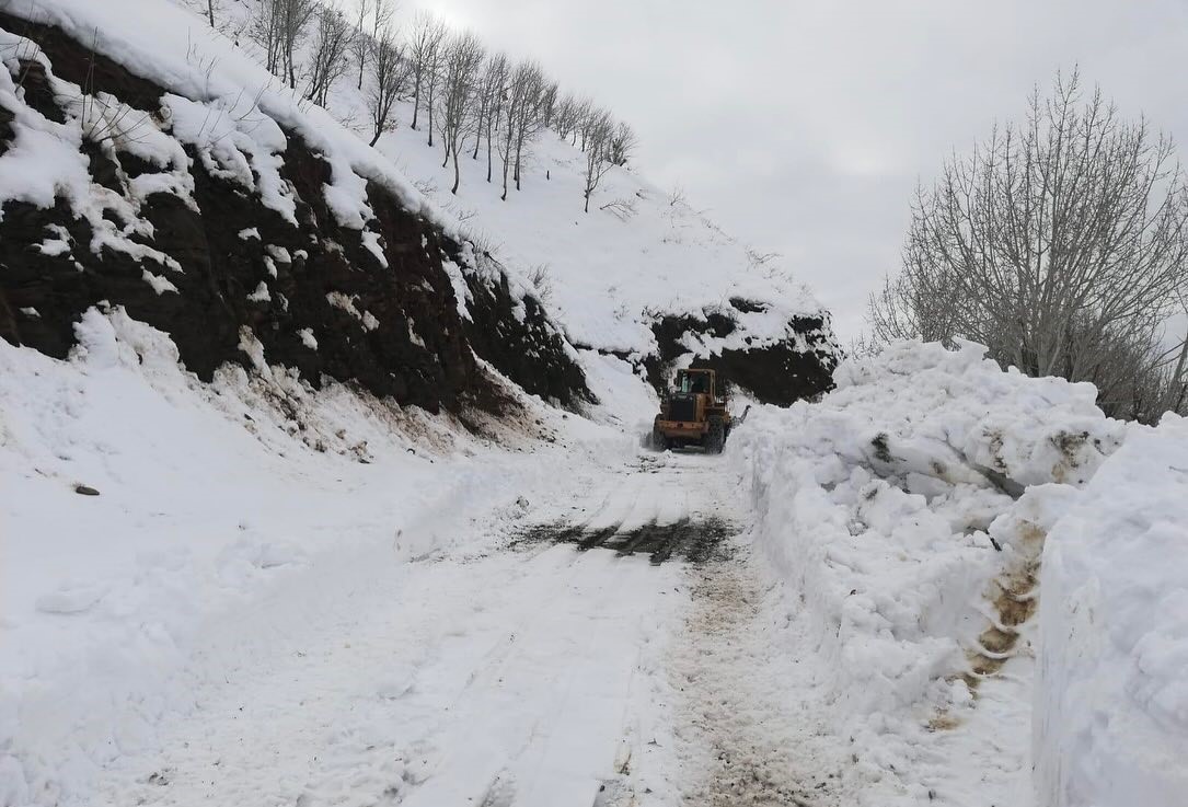 Sason’da kar kaplı yollar 3 gün sonra ulaşıma açıldı