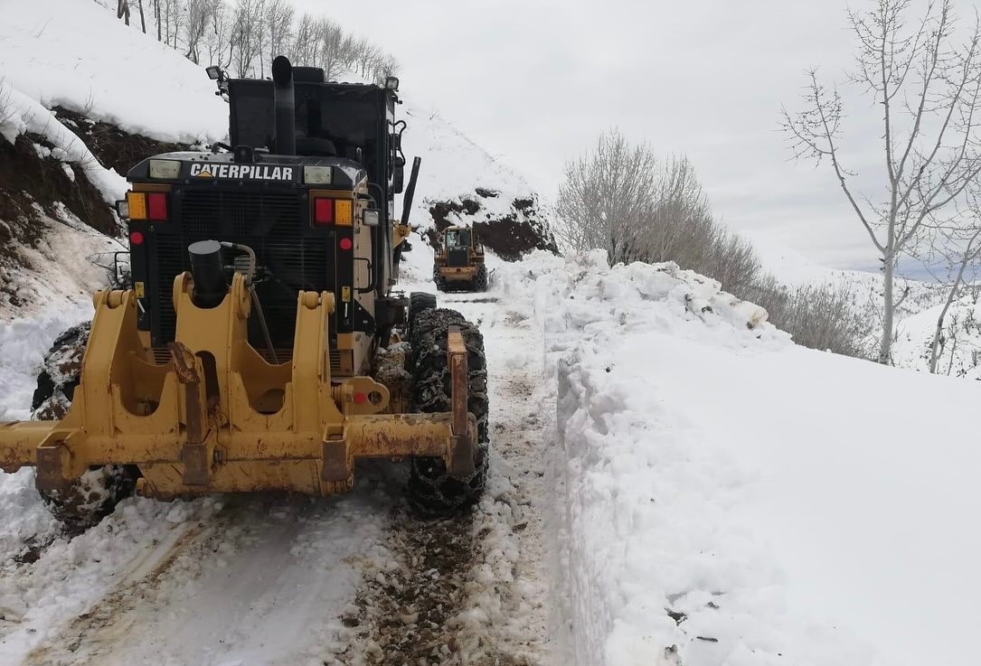 Sason&rsquo;da kar kaplı yollar 3 g&uuml;n sonra ulaşıma a&ccedil;ıldı
