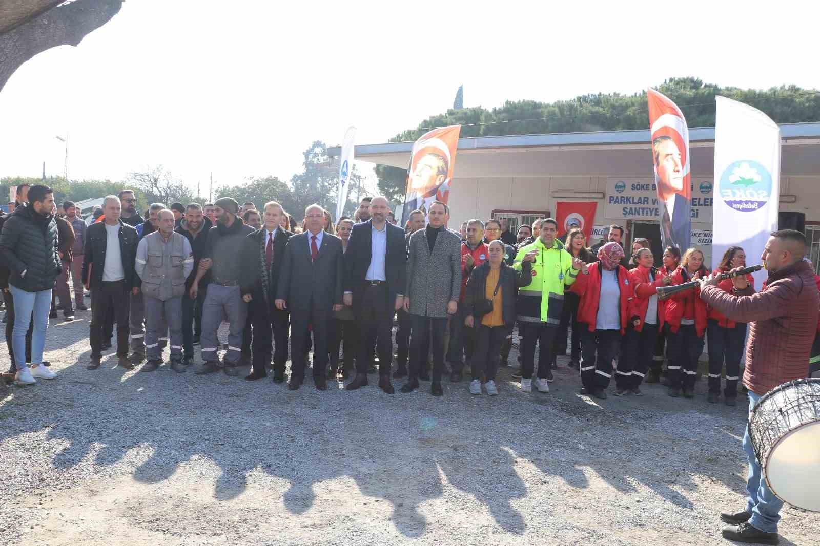 Söke Belediyesi işçilerinden Başkan Arıkan’a davul zurnalı karşılama
