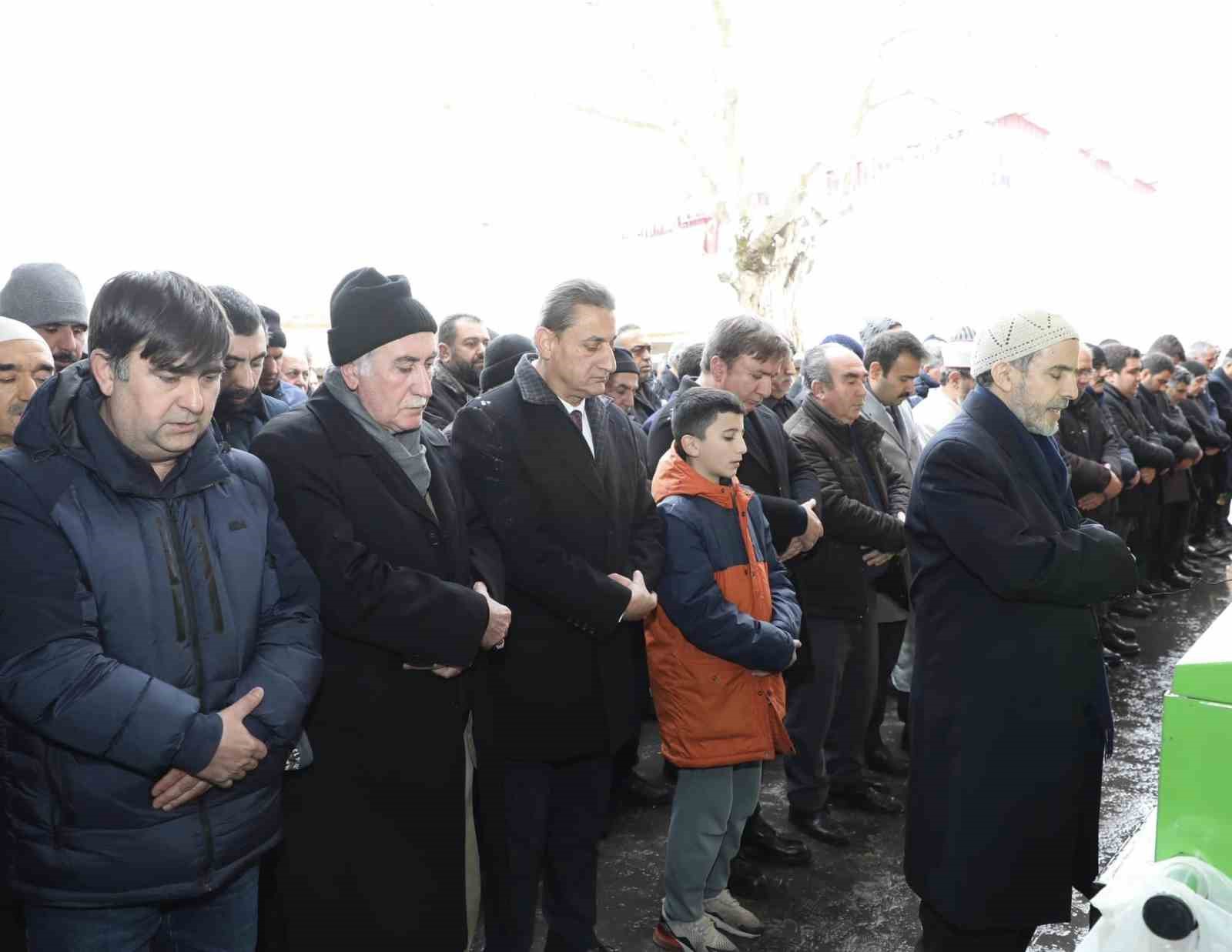 Vefat eden Erzincan Valisi Aydoğdu’nun babaannesi son yolculuğuna uğurlandı