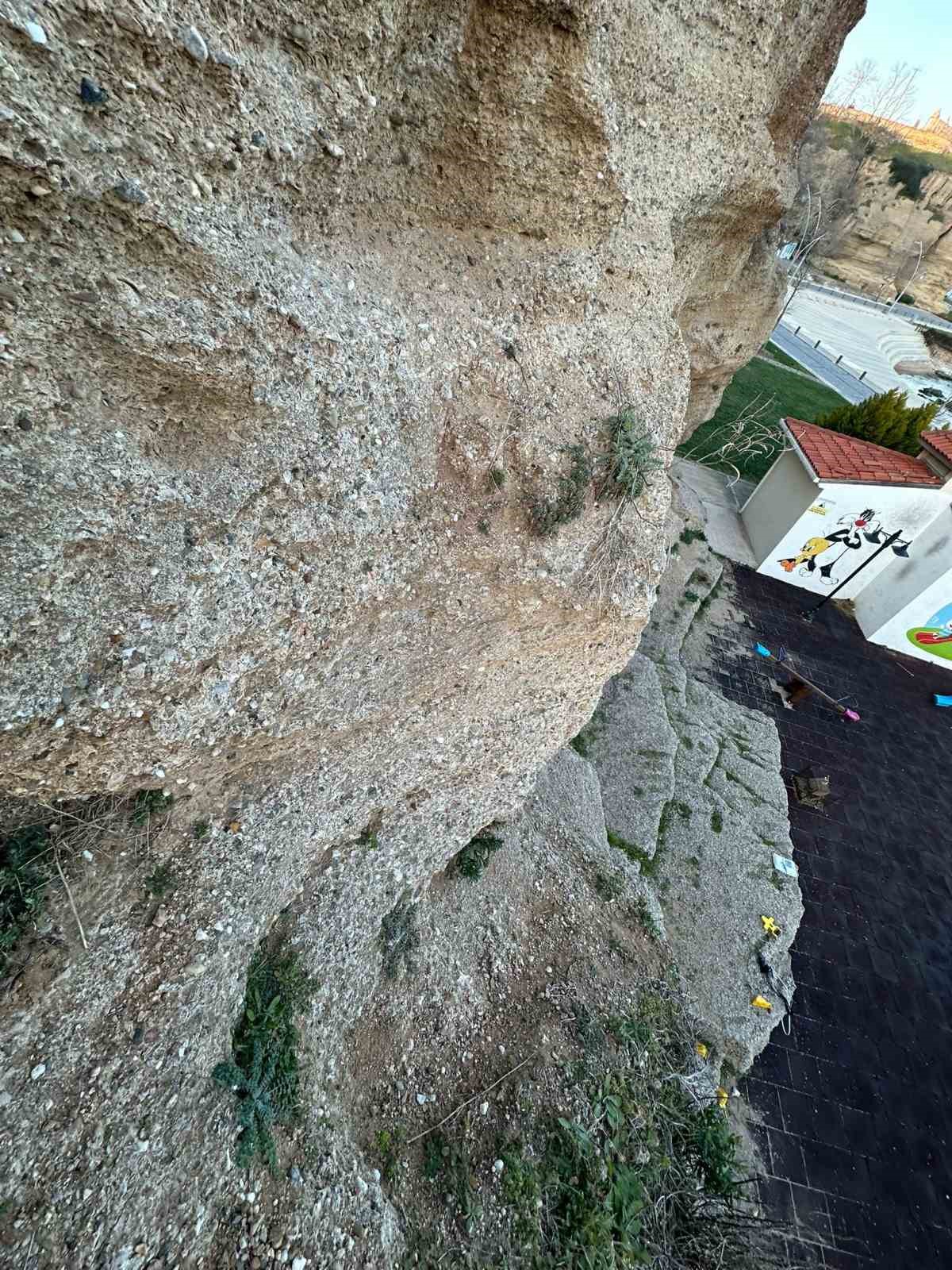 Gelibolu’da kayalıklardan düşen çocuk ağır yaralandı