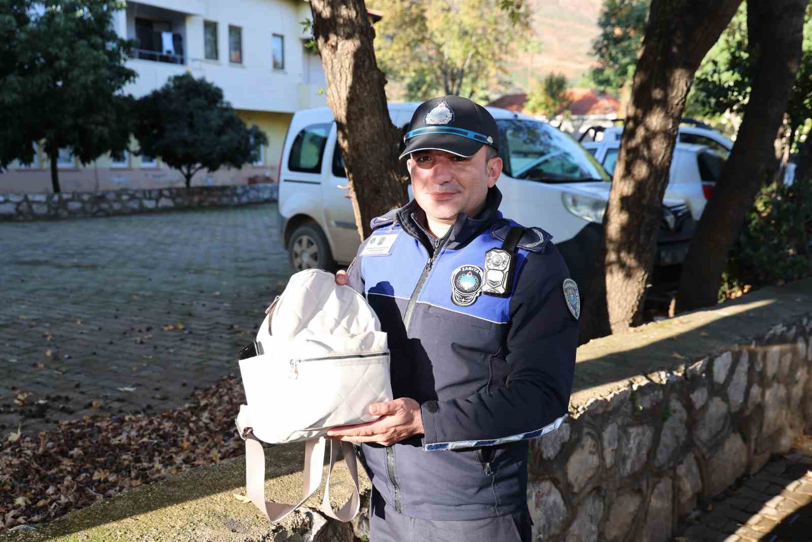 Zabıta unutulan çantayı sahibine teslim etti
