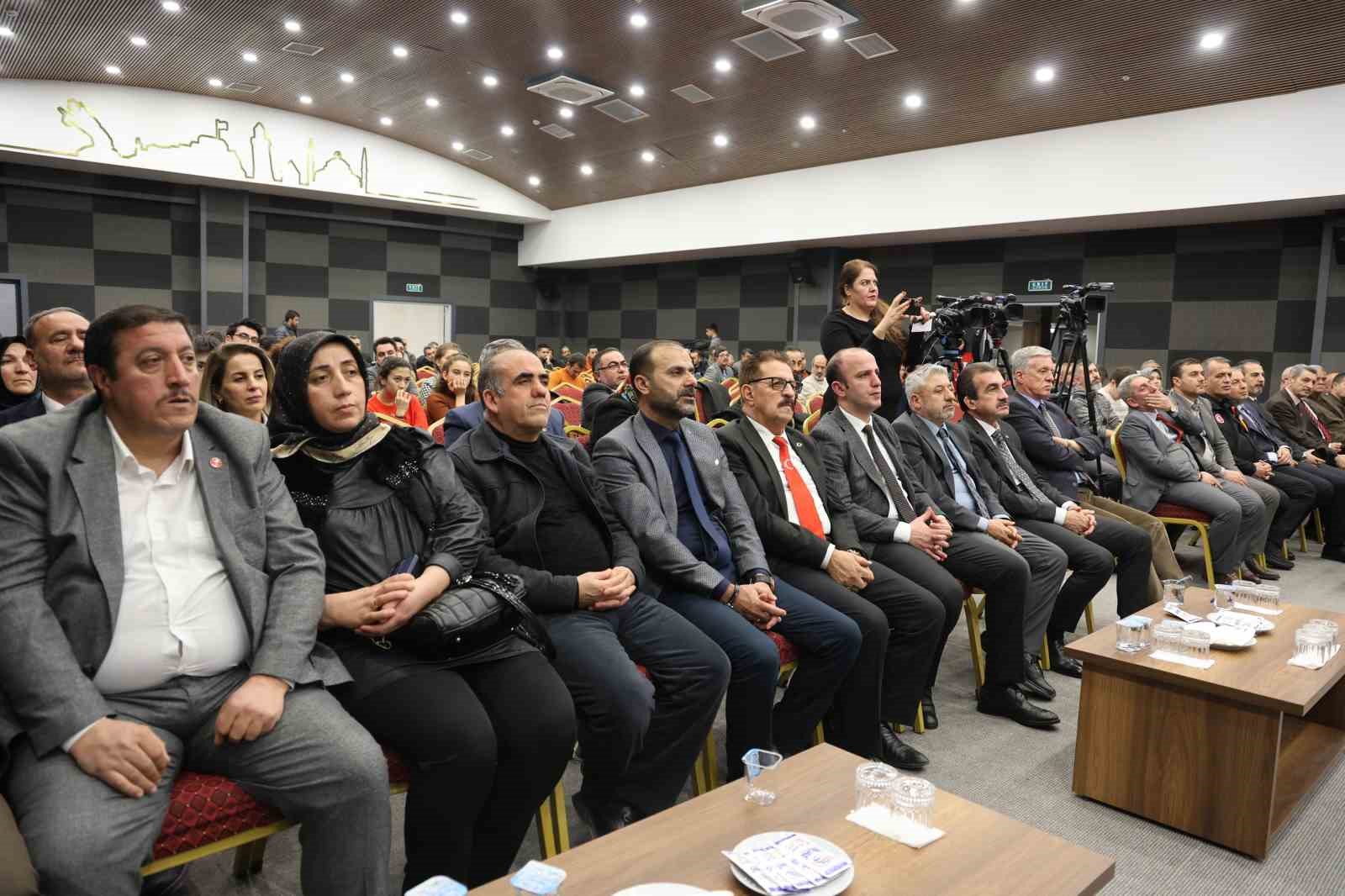 Elazığ’da "Deprem riskiyle yüzleşmek, bilinçli toplum, güvenli gelecek" paneli

