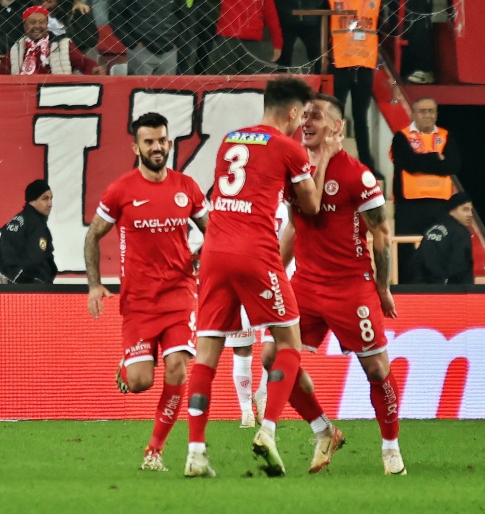 Trendyol Süper Lig: Antalyaspor: 2 - Sivasspor:1 (İlk yarı)
