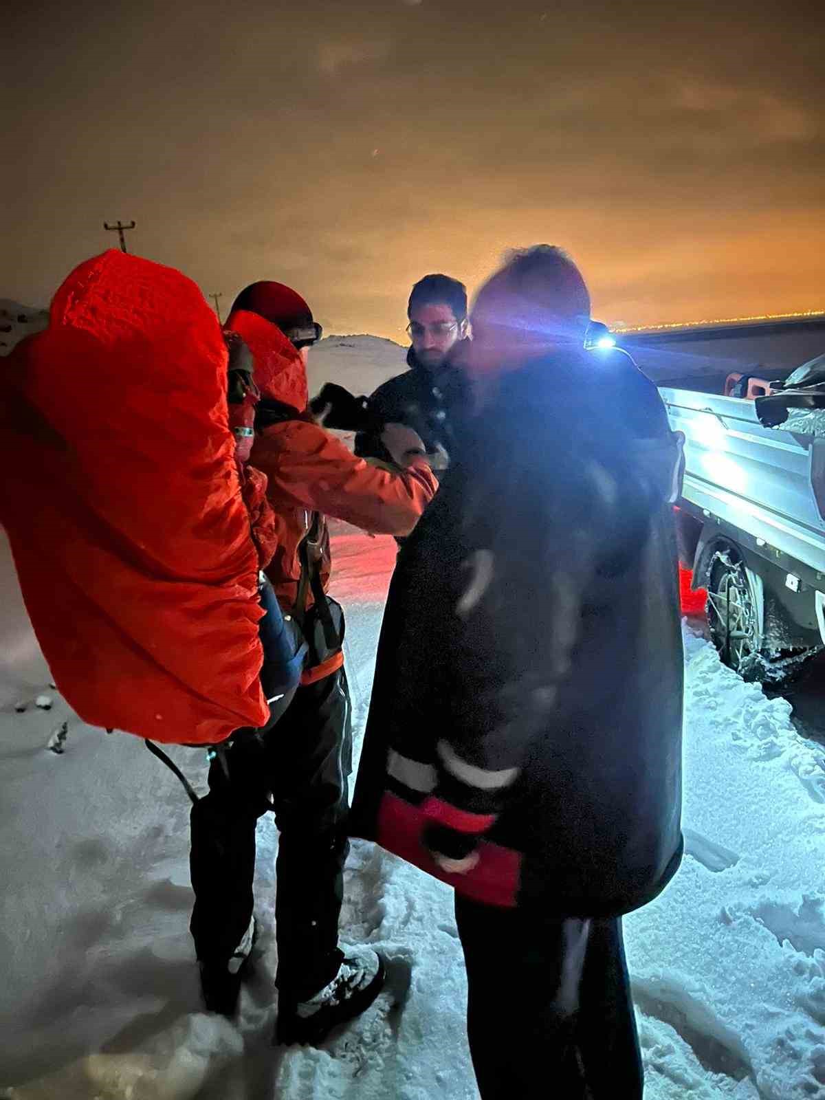 Ağrı’da tipi nedeniyle mahsur kalan 3 dağcı kurtarıldı