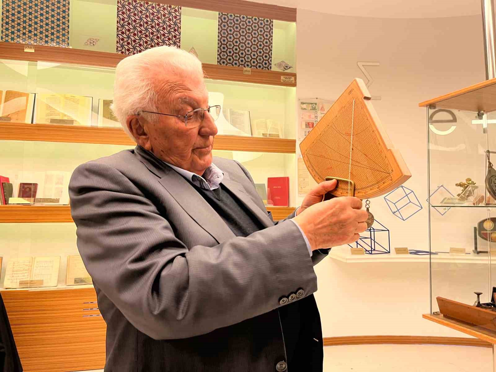 Latin harfleriyle yapılan ilk rubu tahtası Eskişehir’de sergileniyor
