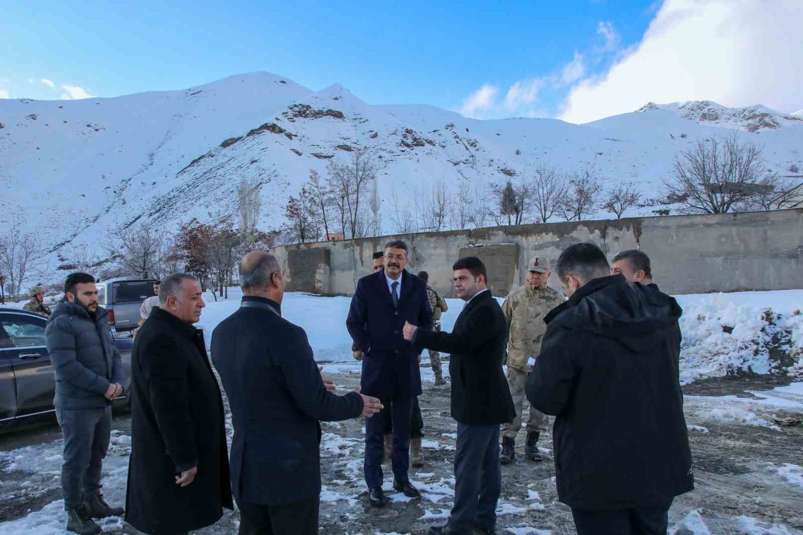 Vali Çelik, Yüksekova’da incelemelerde bulundu
