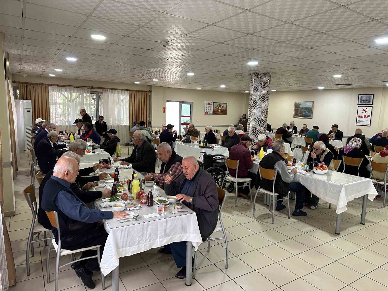 Cihangir’den huzurevinde kalan yaşlılara kebap