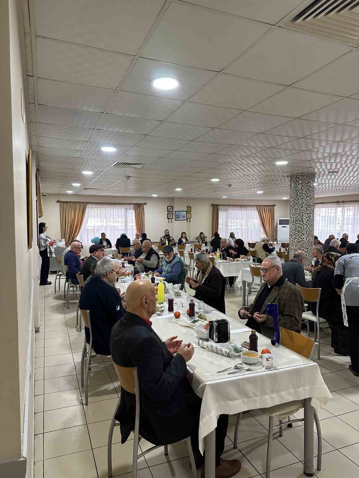 Cihangir’den huzurevinde kalan yaşlılara kebap