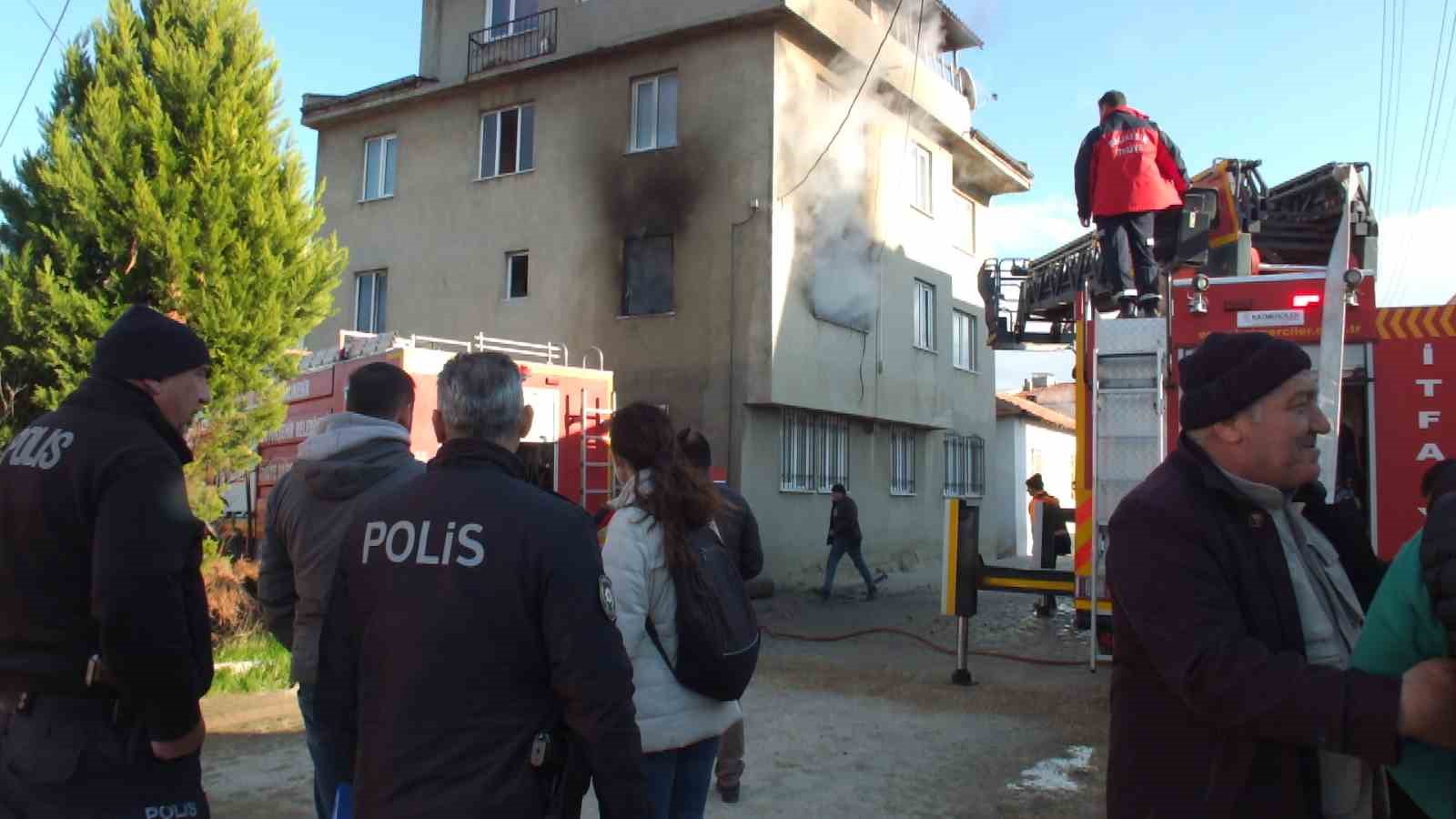 Balıkesir&rsquo;de madde bağımlısı gen&ccedil; oturduğu evi ateşe verdi
