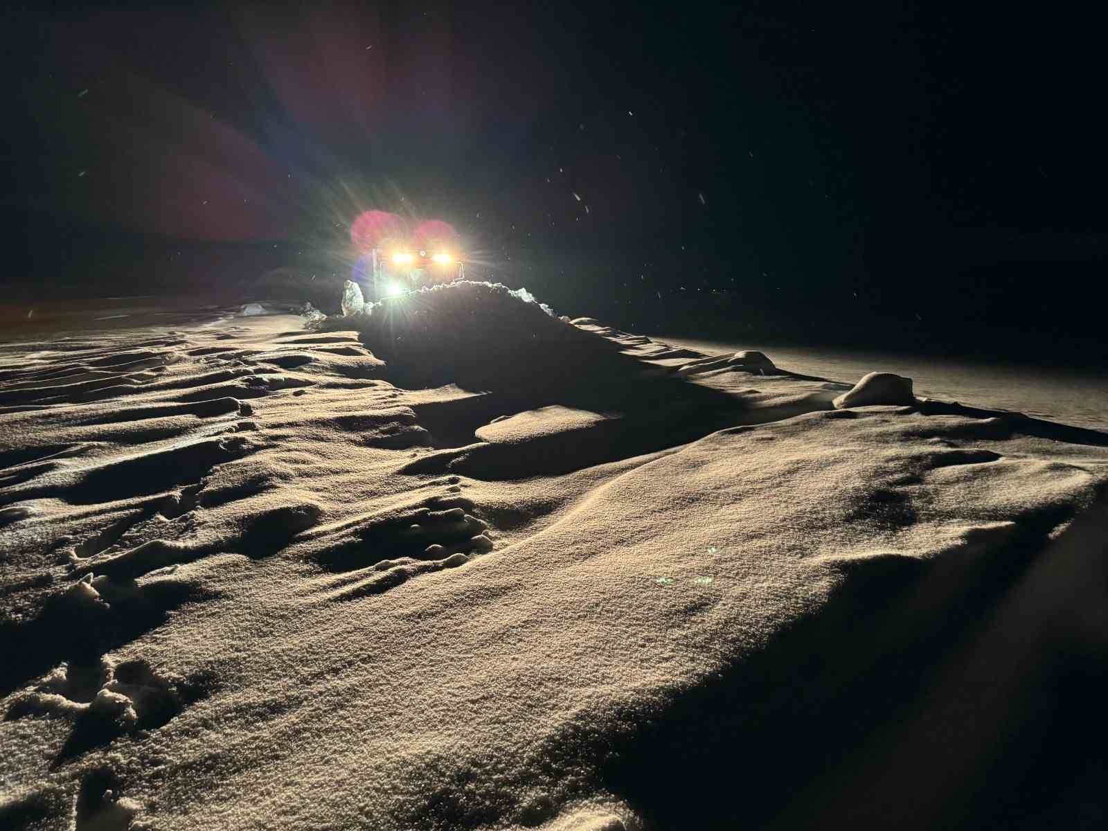 Hamile kadın paletli ambulansla kurtarıldı
