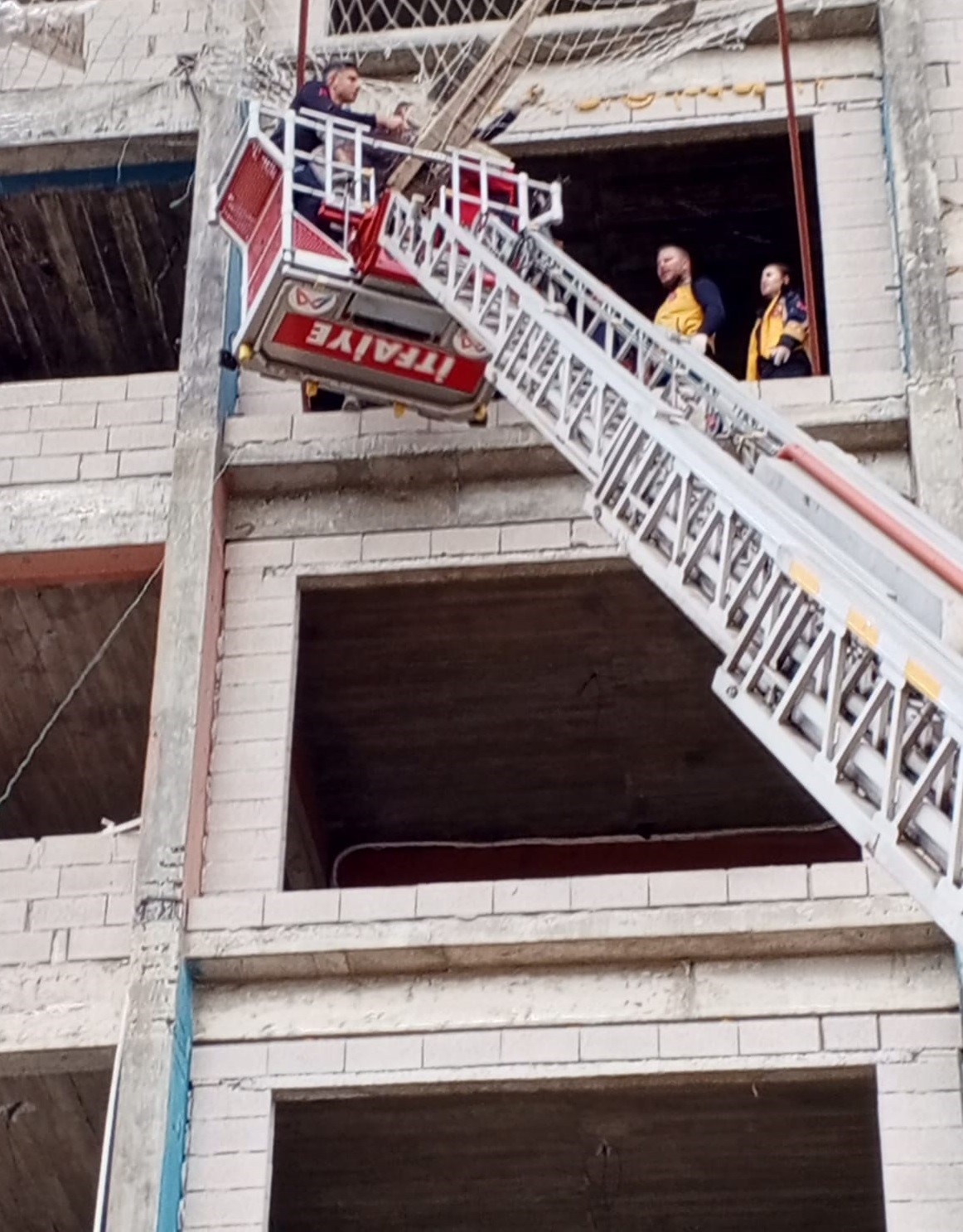 10 katlı binada çalışırken düşen işçiyi ölümden file kurtardı
