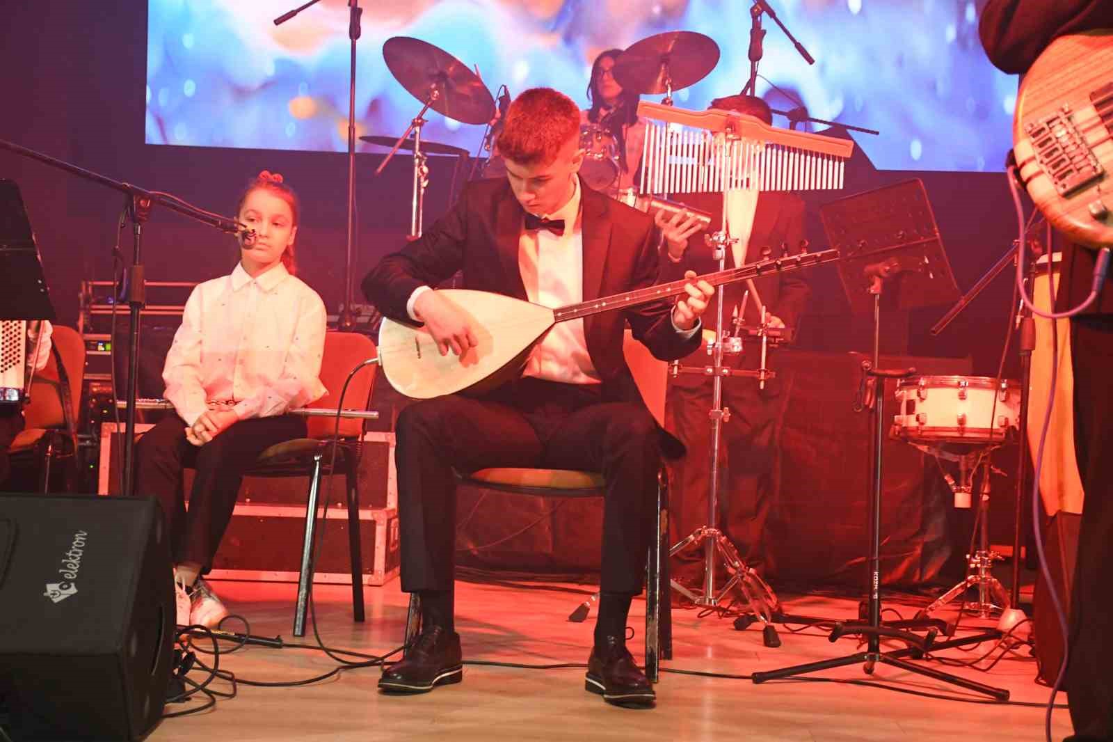 MOD10, Edremitlilere m&uuml;zik ziyafeti yaşattı
