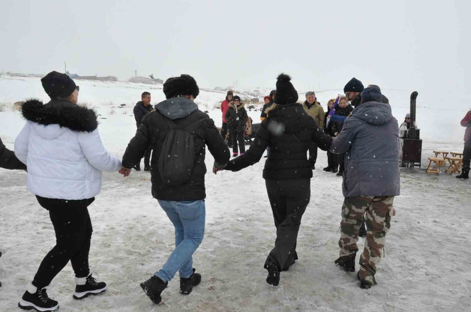 Kars’ta buz üstünde Kafkas dansı
