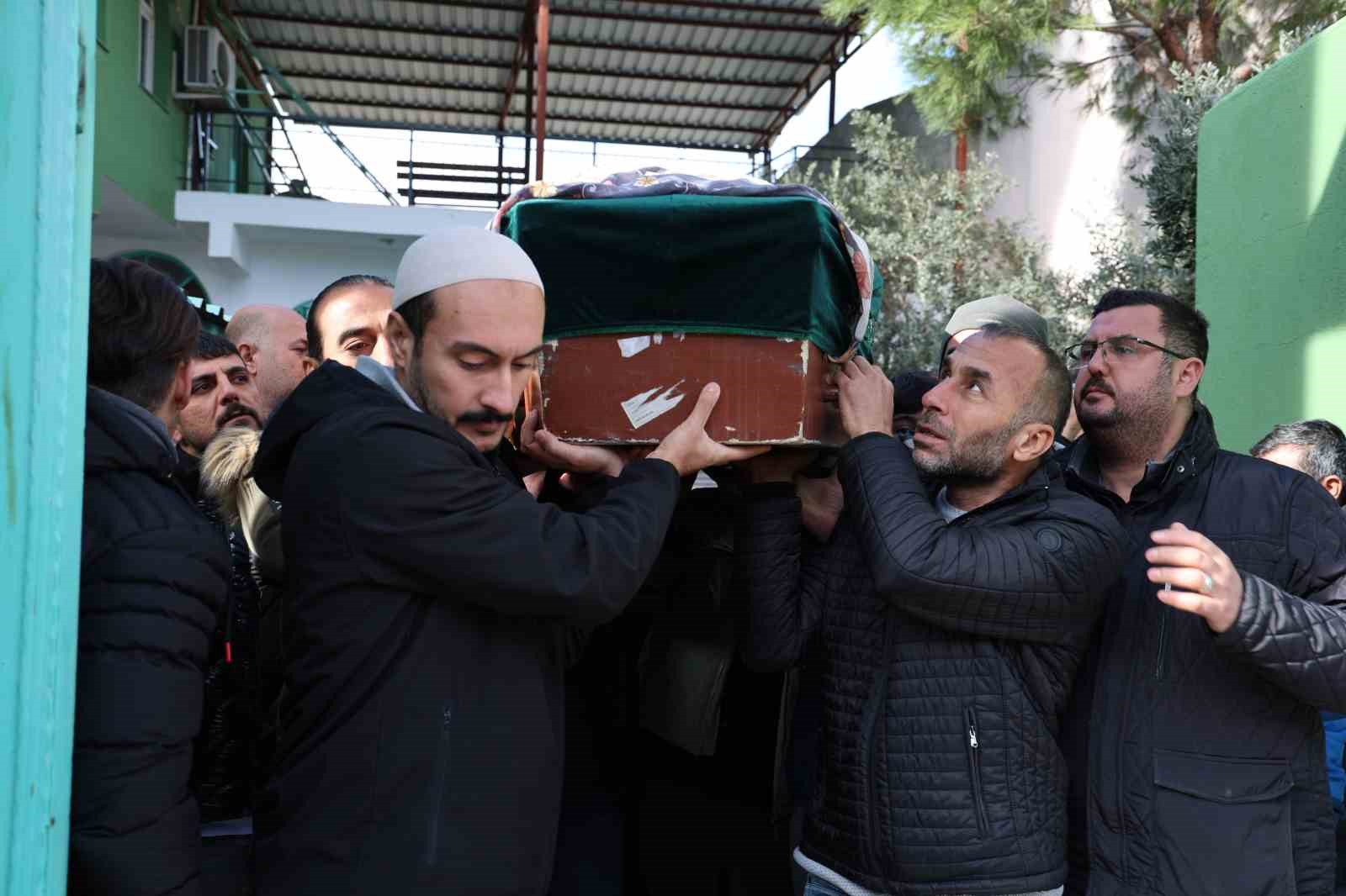 İzmir’de 12 yaşında bıçakla öldürülen Behiye son yolculuğuna uğurlandı