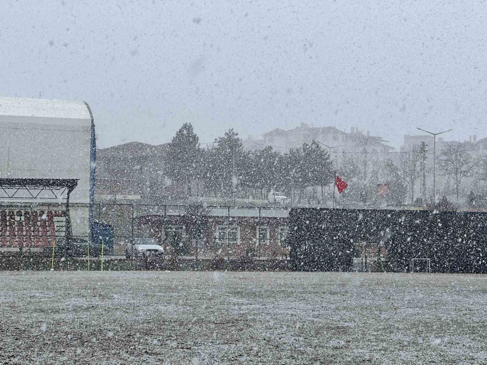Kastamonuspor, kar altında çalışmalarını sürdürdü
