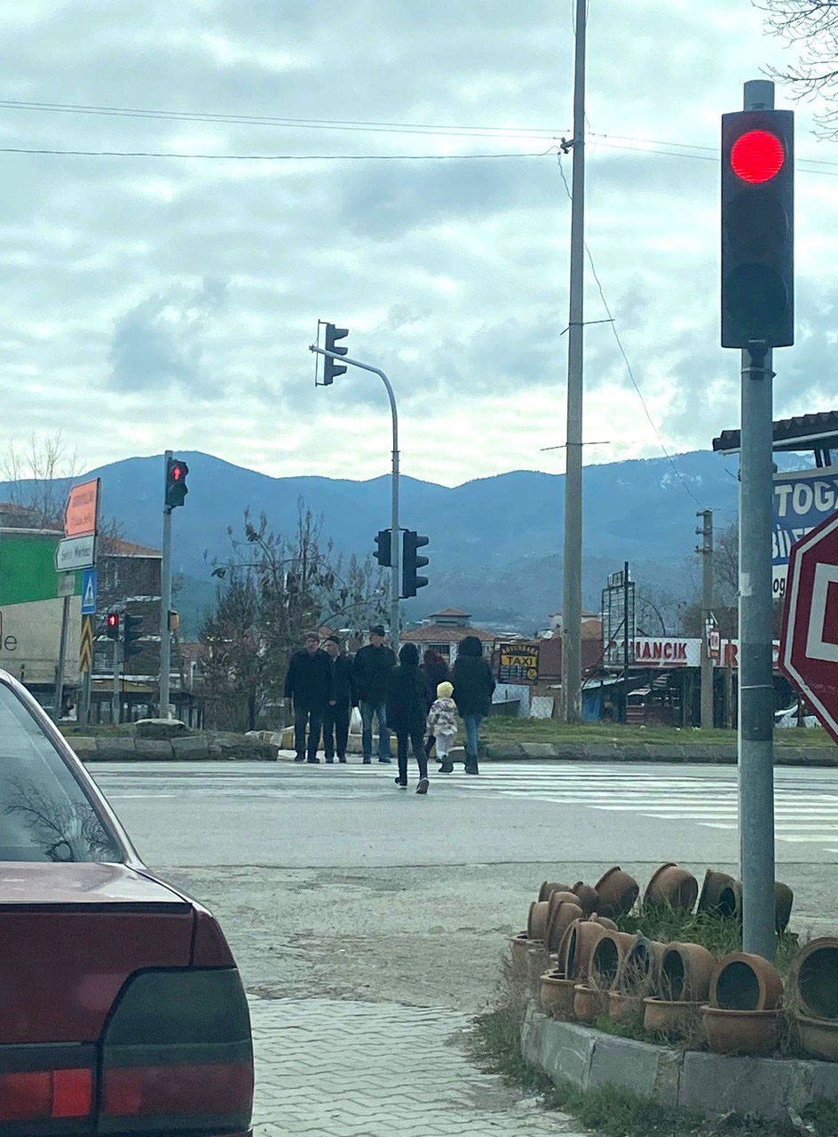 Trafik lambası kırmızıda takılı kalınca s&uuml;r&uuml;c&uuml;ler zor anlar yaşadı
