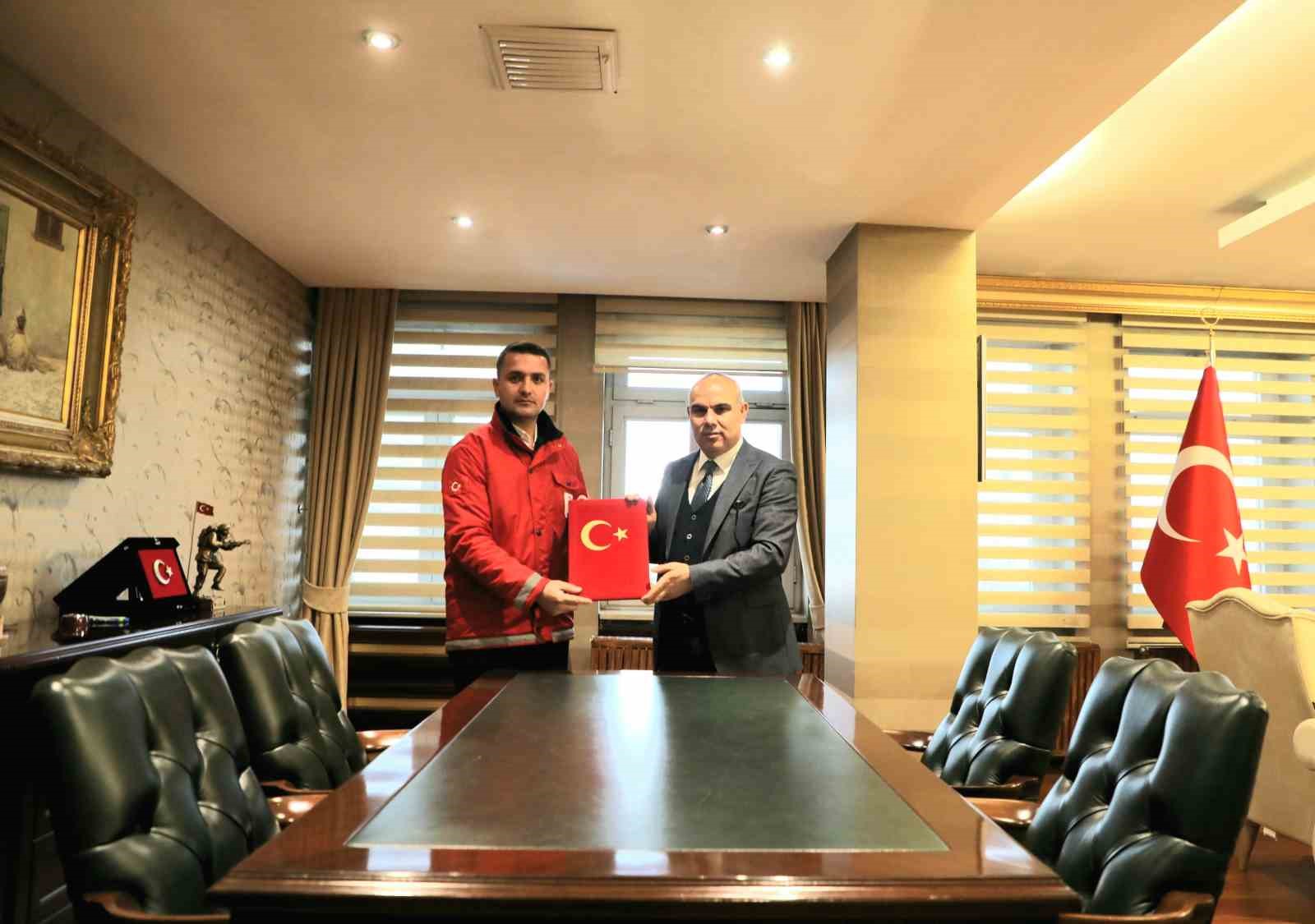 Ağrı Valisi Ko&ccedil; ve eşi, halkın g&ouml;nl&uuml;n&uuml; fethediyor
