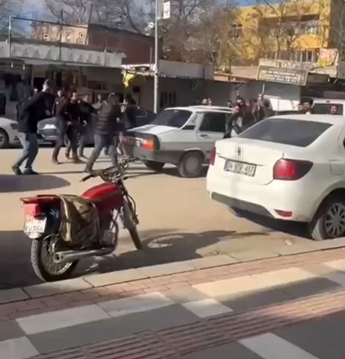 Şanlıurfa’da kavga eden 2 grubu polis havaya ateş açarak ayırdı