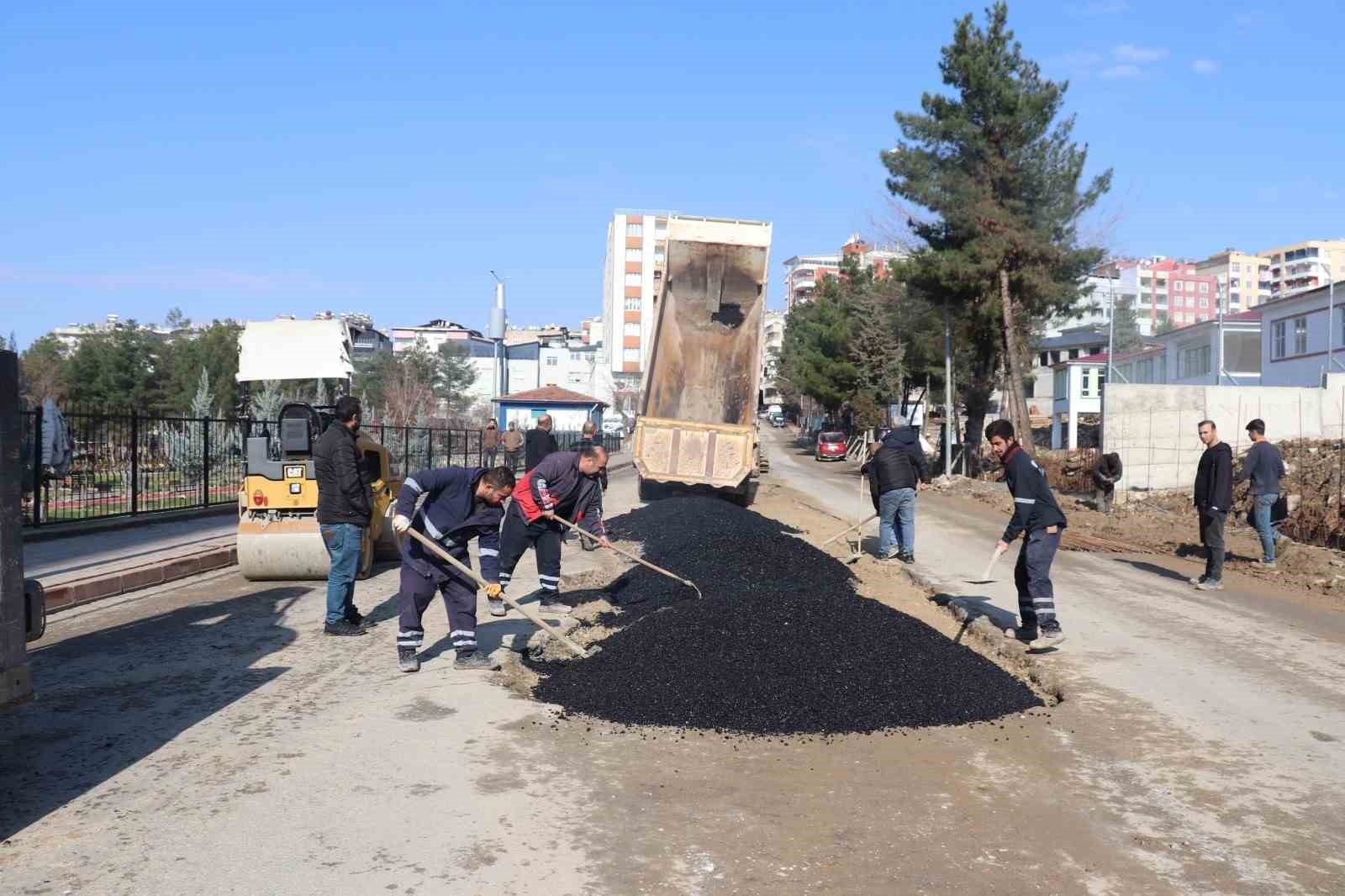 Siirt Belediyesi, yollarda yenileme çalışmalarına hız verdi
