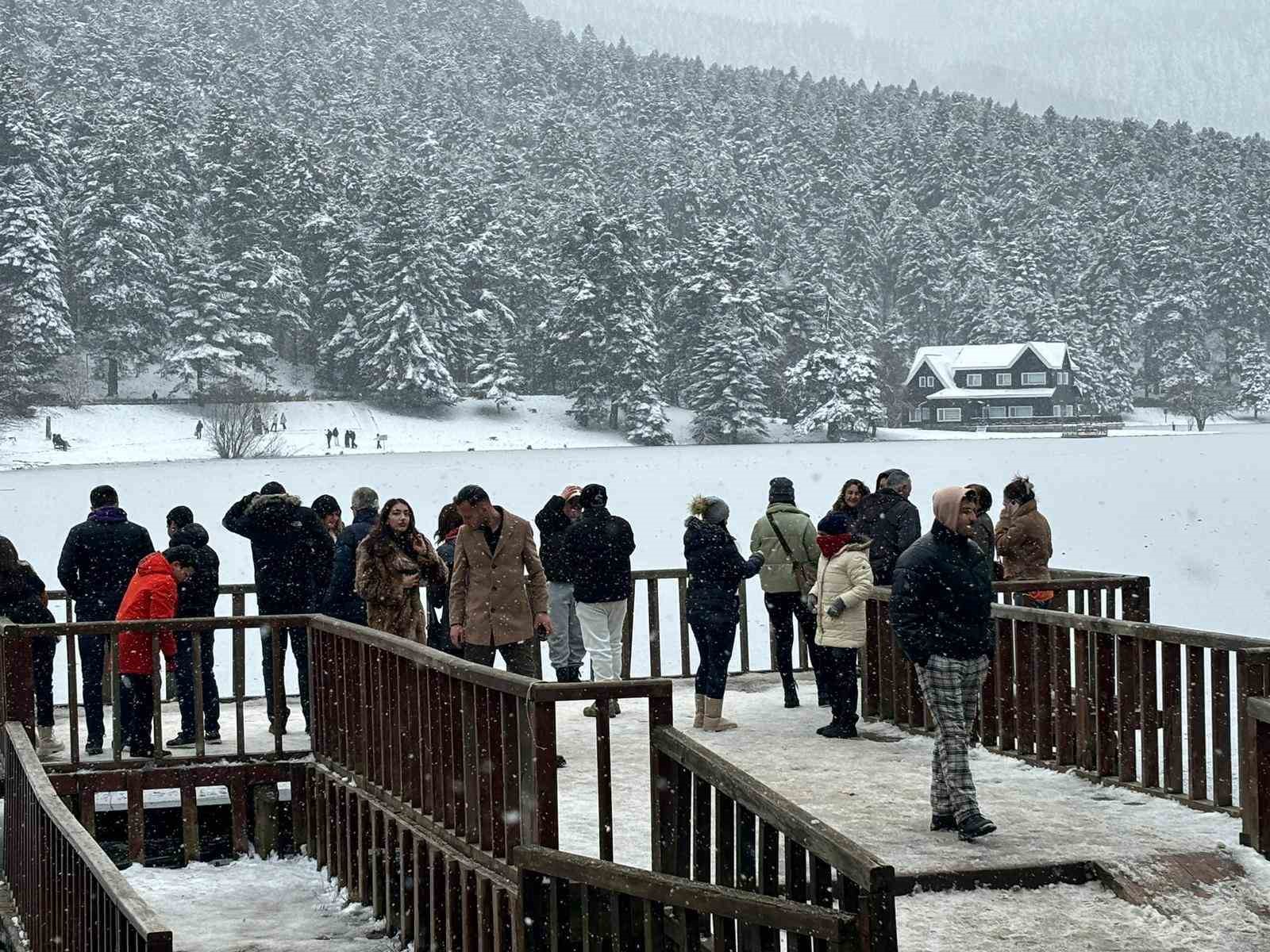 Gölcük’te kar yağışının tadını şambrellerle kayarak çıkardılar
