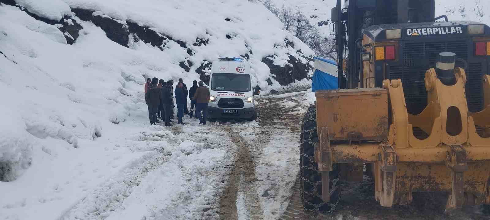 Karda mahsur kalan 81 yaşındaki hasta, sağlık ekiplerine ulaştırıldı