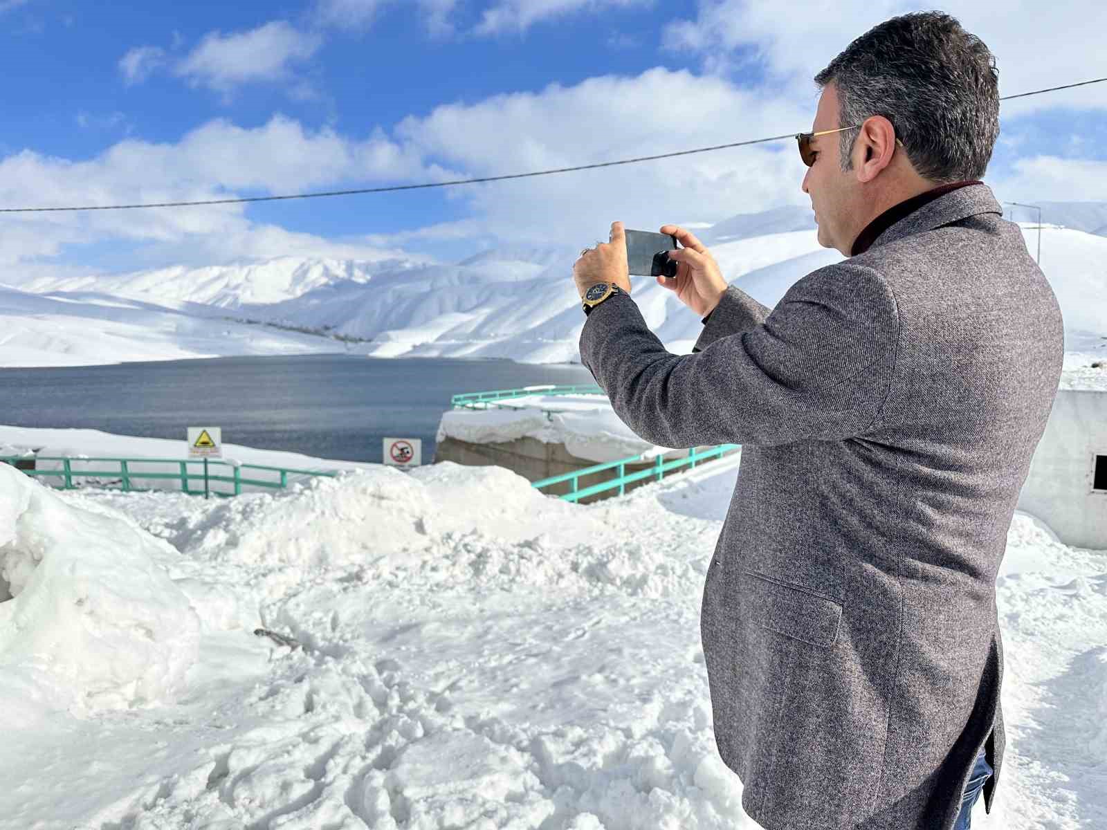 Karla kaplanan Y&uuml;ksekova Dilimli Barajı g&ouml;r&uuml;nt&uuml;s&uuml;yle hayran bıraktı
