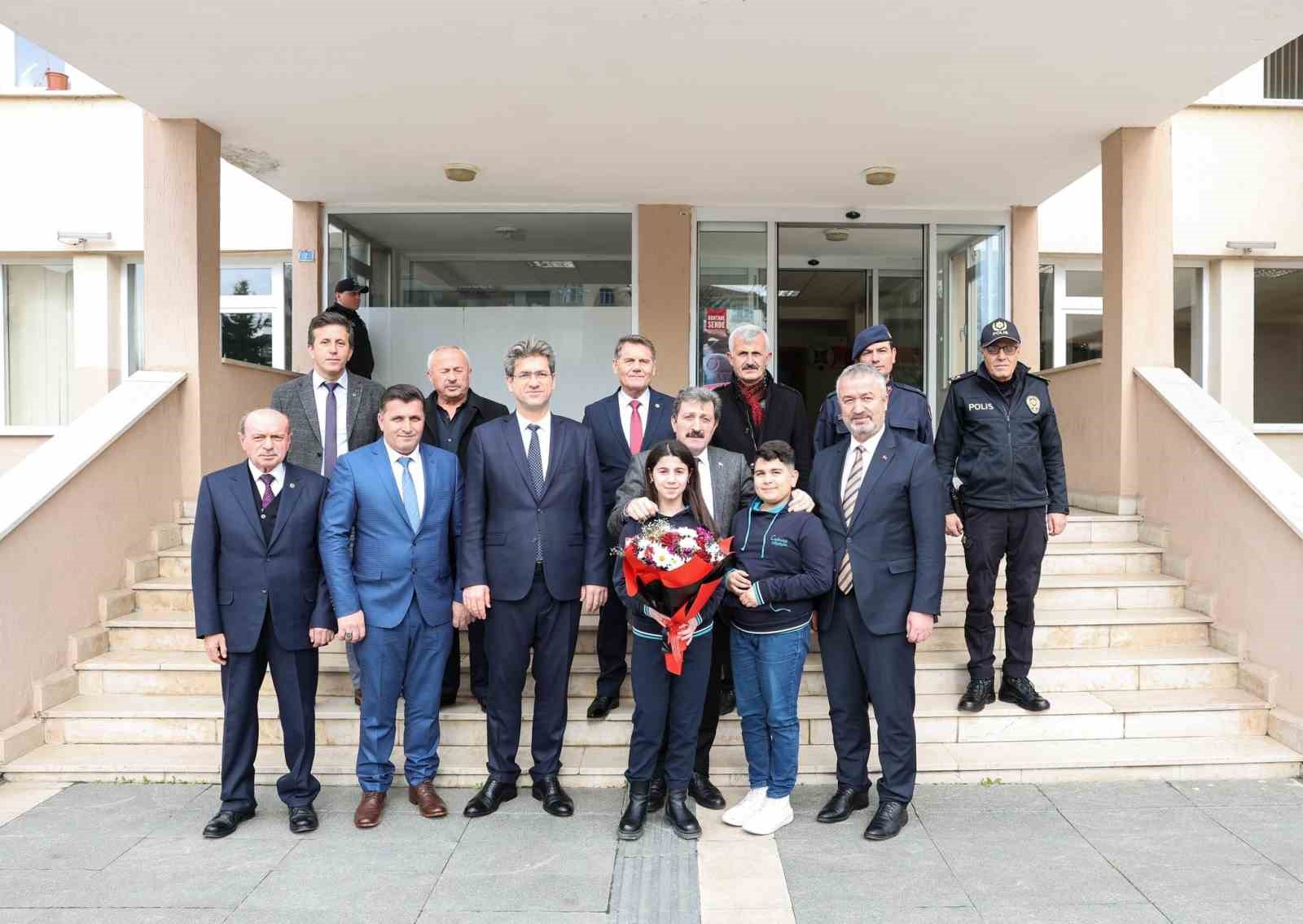Vali Tavlı’ya ’kılıç’ hediyesi
