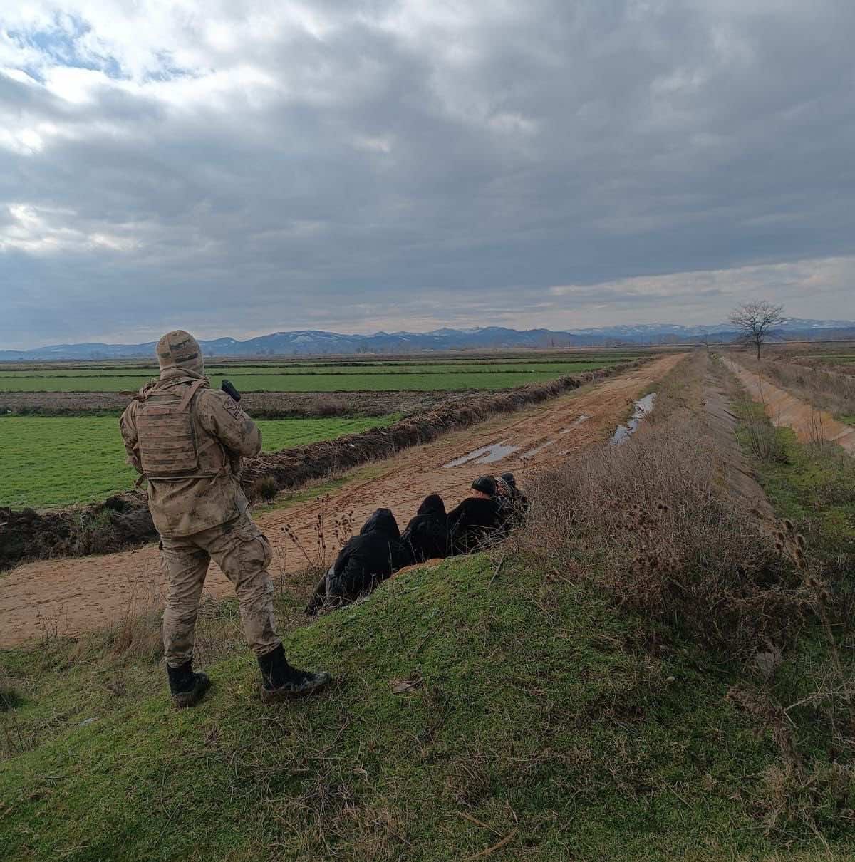 Edirne&rsquo;de 21 ka&ccedil;ak g&ouml;&ccedil;men yakalandı
