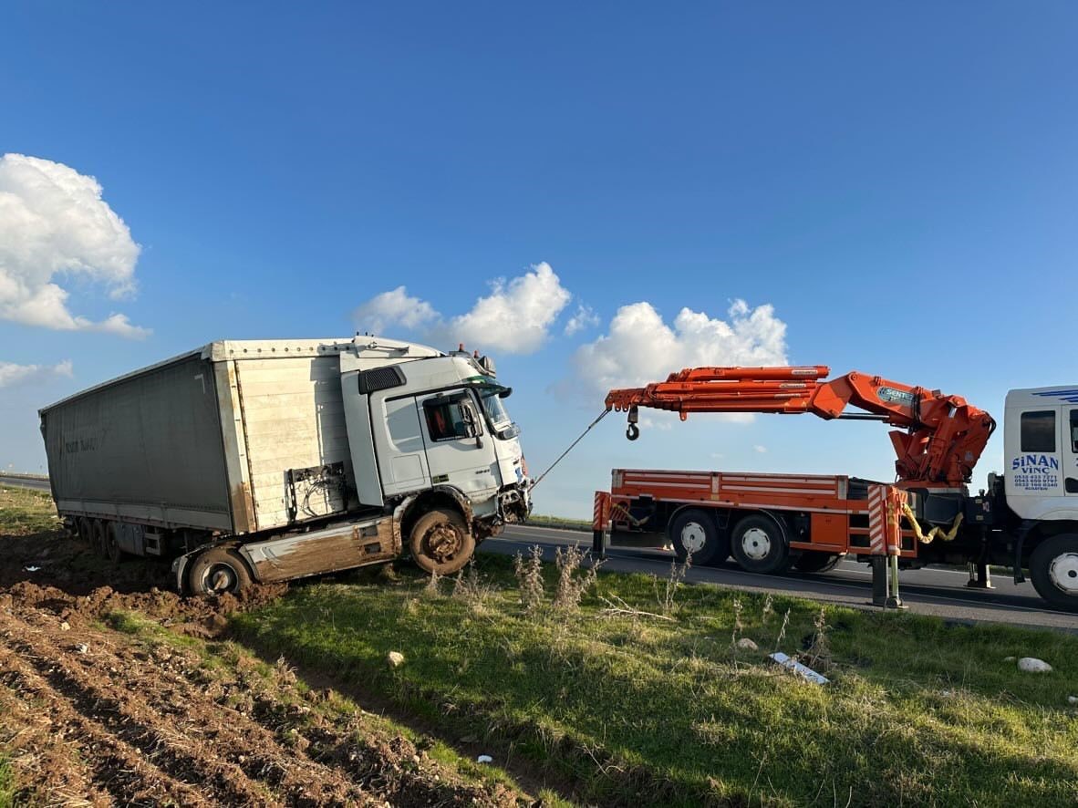 Mardin’de kontrolden çıkan tır devrildi