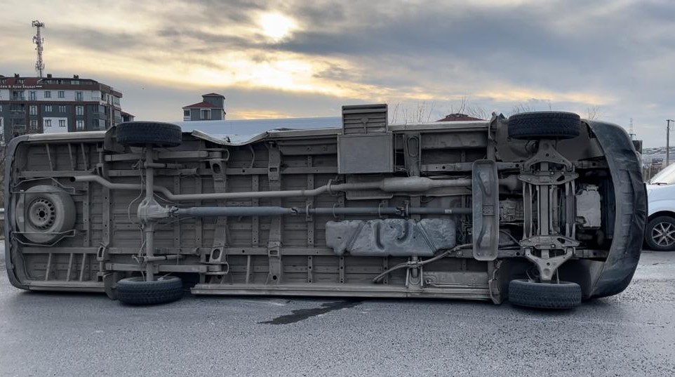Otomobilin &ccedil;arptığı servis minib&uuml;s&uuml; devrildi: 2 yaralı

