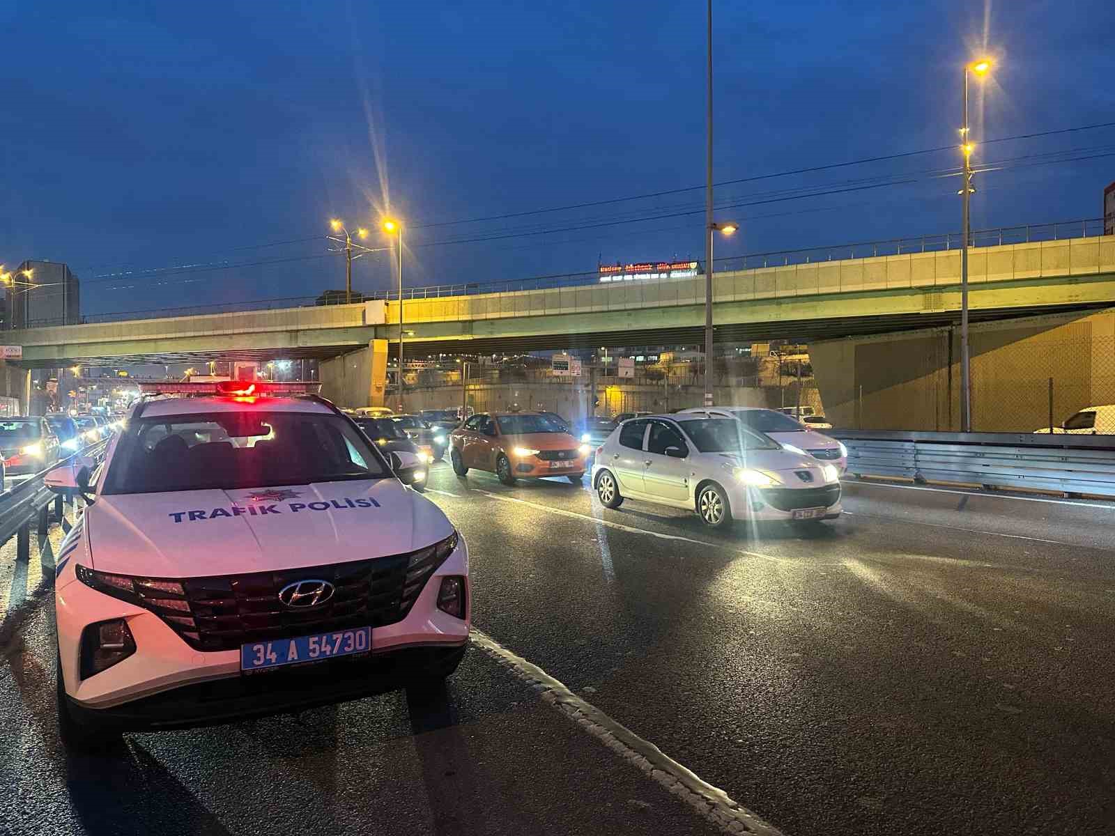İstanbul’da usulsüz çakar-siren ve emniyet şeridi kullananlara ceza
