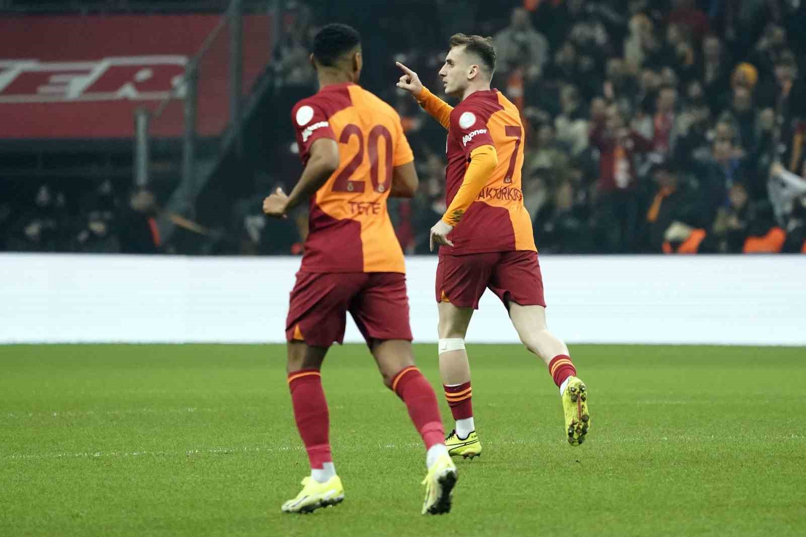 Trendyol Süper Lig: Galatasaray: 1 - İstanbulspor: 1 (İlk yarı)
