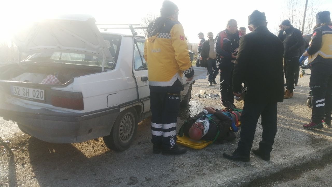 Isparta’da 3 araçlı zincirleme kaza: 4 yaralı